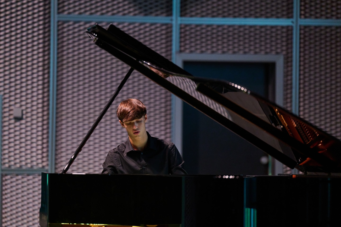 IVAN DAVIDE MURARO
Lo Scherzo n.2 di Chopin, interpretato con intensità e maturità.
Ivan ha dominato il palco con una performance potente ed emotiva, lasciando tutti senza fiato.
Un momento che ricorderemo a lungo. 🎵🔥
#lamusicadelcuore#notedivita#concertobenefico#ospedalepapagiovannibergamo#cardiologiapediatrica