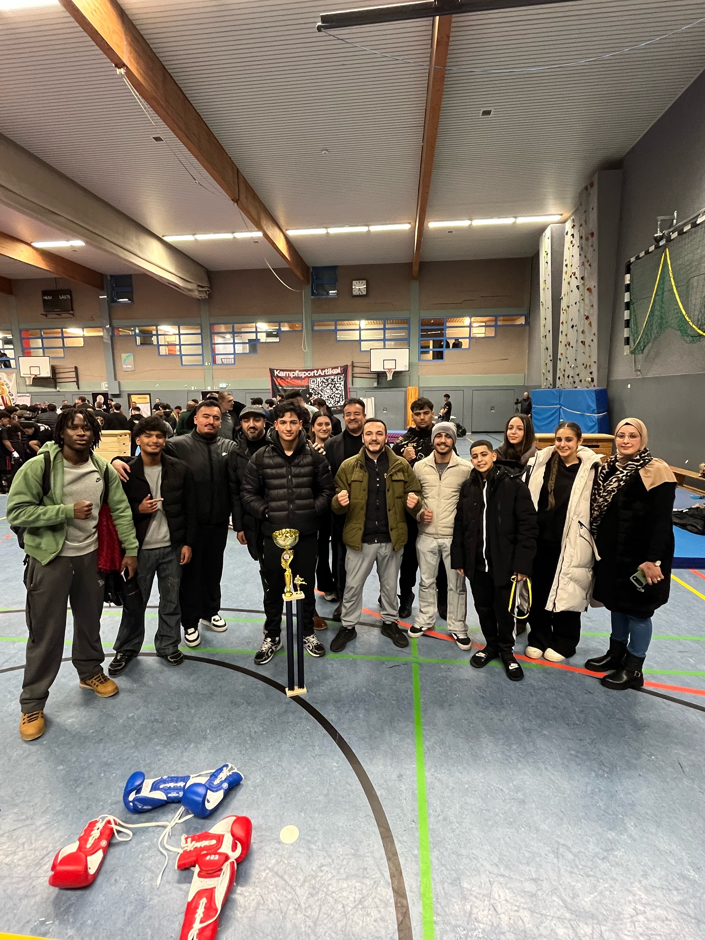 Gestern waren wir mit unserem Team bei der Deutschen Meisterschaft des IBV in Bielefeld.
Amira und Courage konnten ihre Kämpfe diesmal leider nicht für sich entscheiden. Trotzdem haben sie gekämpft, durchgehalten und wertvolle Erfahrung gesammelt. Genau solche Momente formen echte Kämpferinnen und Kämpfer. Wir sind stolz auf euch!
Unser Nachwuchs-Fighter Ghali (12 Jahre) zeigte eine starke Leistung in der Klasse bis 14 Jahre und schaffte es bis ins Finale. Dort stand er einem körperlich überlegenen Gegner gegenüber und musste sich geschlagen geben – doch sein Einsatz, seine Technik und sein Herz bleiben unvergessen. Eine großartige Leistung! 🥈🔥
Bei Milan lief der Tag anders als erwartet: Seine Gewichtsklasse war nicht voll, sodass nur ein Kampf angestanden hätte. Nach 8 Stunden Wartezeit vor Ort wurden wir aufgerufen, haben uns aufgewärmt und sind voller Motivation in den Ring gestiegen. Doch Milans Gegner tauchte leider nicht auf. Damit wird Milan offiziell als Sieger und Deutscher Meister gewertet. 🥇
Auch wenn man sich einen echten Kampf gewünscht hätte, hat Milan sich vorbereitet, war bereit – und das verdient Respekt.
Danke an @patclubbielefeld für die Organisation der Veranstaltung.