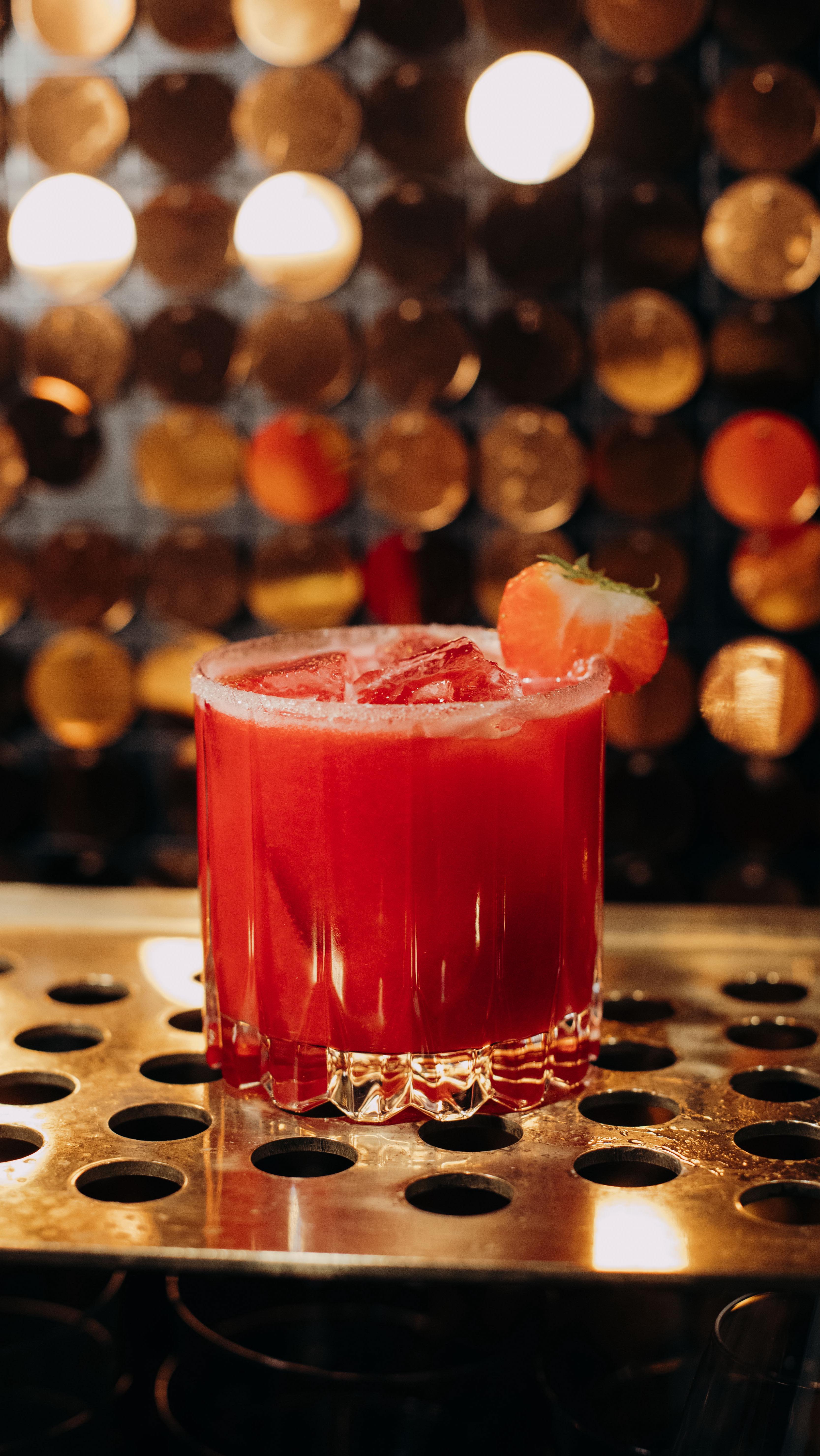 Mittwoch ist das neue Wochenende. 🤩🖤
Diesen Mittwoch, 10.12. Live-Musik mit @jengis.g , neue Drinks an der Bar, Cuddles mit Leopold @leopold_golden_doodle und Barkeeper, die wissen, was sie tun 🐶🍸🎶
Wenn du gute Musik, gute Drinks und richtig gute Vibes liebst, dann weißt du, wo du am Mittwoch sein solltest.
Stay long. Drink better.
👉 Markier deine Wednesday-Crew & komm vorbei 🧡
#lvdwigbar #cocktailbar #cocktailbarvienna #barsvienna #viennadrinks #viennabars