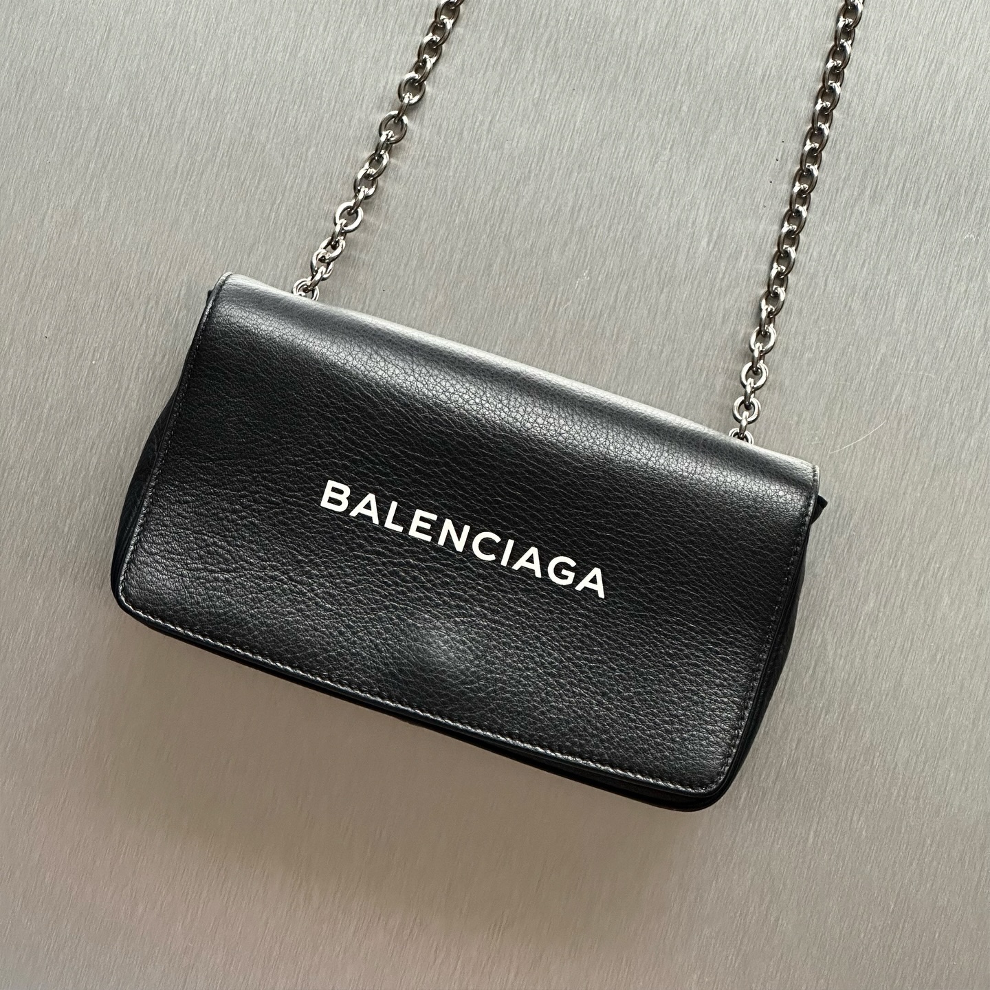 The Balenciaga Everyday Large Chain Wallet combines edgy luxury with practical style. Sleek, spacious, and finished with a signature chain, it’s perfect for elevating any outfit.
For more information, please refer to the website link provided in the bio.
Listing no: UK 3124
Opuluxe.sg is not affiliated to the brands featured. We are an independent consignment platform of authenticated luxury products. All trademarks and copyrights remain sole property of the brands.