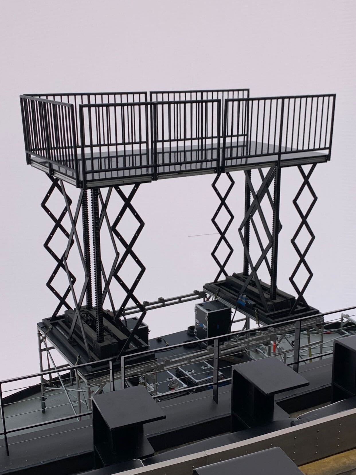 This custom build at the Cosm LA featured two of our new electric 4’x8’ scissor lifts, paired together to create an 8’x16’ lifting platform — seamlessly integrated into the rolling substage.