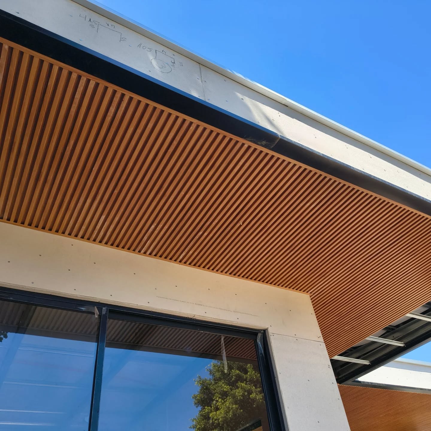 Diseño que seduce ...... Aquí se construye un nuevo Restaurante...........Beneficios Resistencia al sol, lluvia y humedad, de fácil mantenimiento, instalación rápida, durabilidad