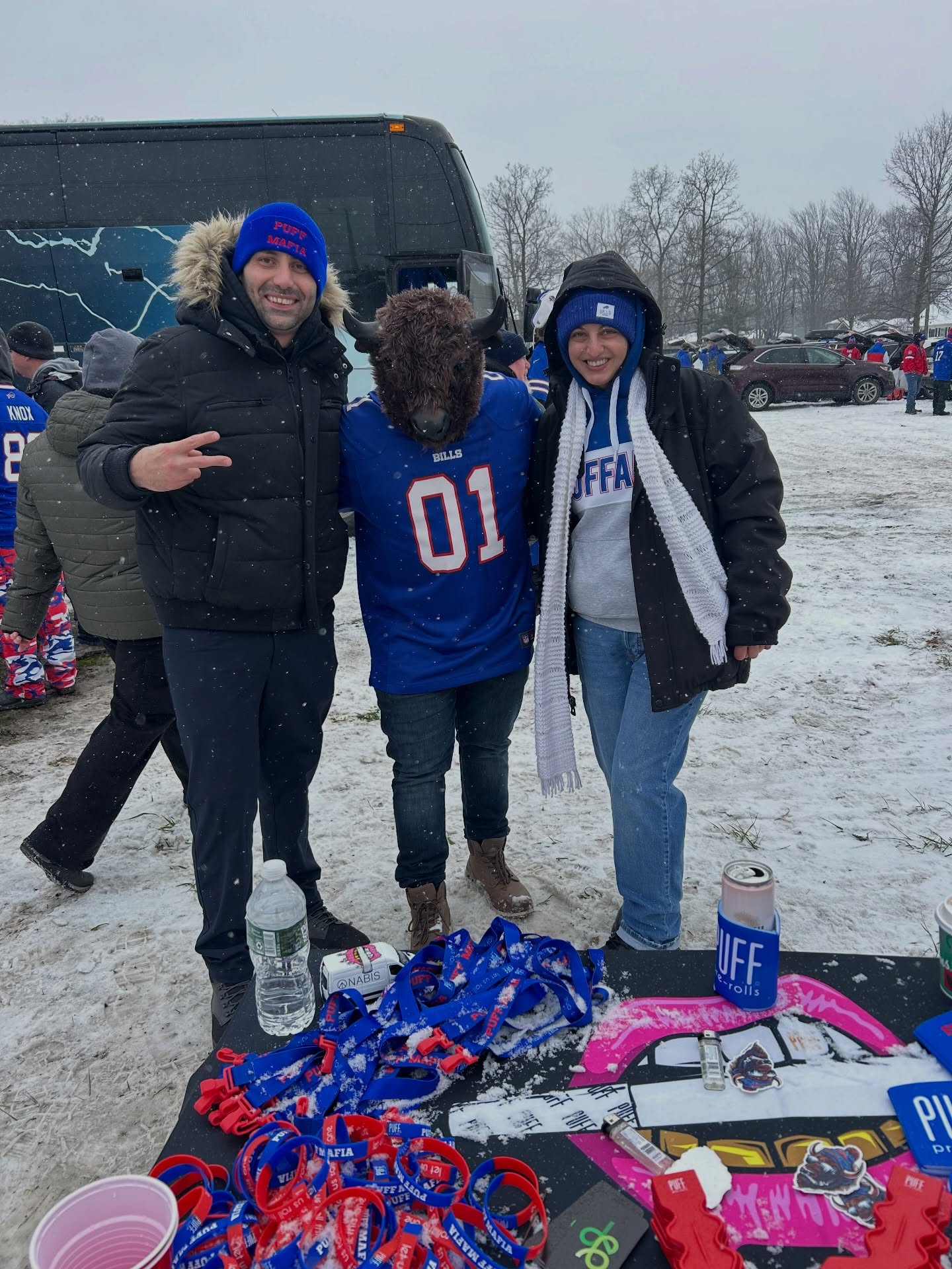 Rain, Snow or Shine. Nothing stops @road_runner_puff from hitting an activation.
Game time can koozies, ice scrapers, lanyards and bracelets. In the Gorilla lot with @greenphilosophy716
.
#billsmafia #puffmafia