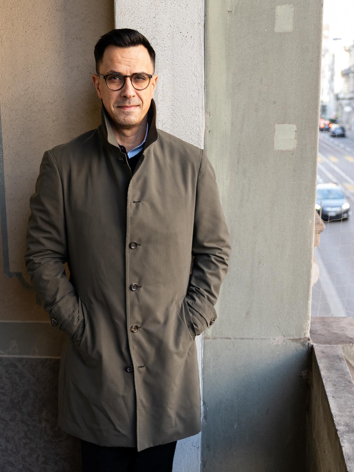 „Grün, frisch, zeitlos 🌿 – dieser Regenmantel ist mehr als nur Schutz vor schlechtem Wetter. Er ist Statement, Stil und der perfekte Begleiter für graue Tage. #bespoketailoring #masskleidungzürich #massmantel #kleiderzürich #massanzug