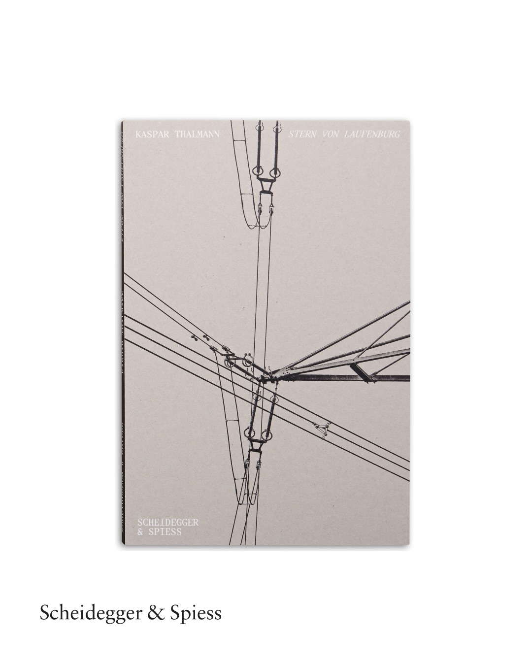 Stern von Laufenburg. Fotografien von Kaspar Thalmann
Kaspar Thalmann führt uns mit seinen Fotografien an einen Ort, den nur wenige je betreten und kaum jemand wirklich kennt: eine Schaltanlage in der Schweiz, ein Knotenpunkt des europäischen Stromnetzes, wo sich nationale und internationale Leitungen kreuzen, gesteuert und reguliert werden. Mit der als Stern von Laufenburg bekannten Anlage gelang es 1958 erstmals, die Stromnetze dreier Länder – Schweiz, Deutschland und Frankreich – miteinander zu verbinden. Damals eine Pioniertat.
Mit den in höchster Qualität widergegebenen und gestalterisch in Szene gesetzten Bildern lenkt das Buch unseren Blick auf Fragen der Versorgungssicherheit, der Ressourcenabhängigkeit und der europäischen Zusammenarbeit. Die begleitenden Texte vermitteln politische und historische Hintergründe und verorten Thalmanns Fotografien im künstlerischen Kontext.
***
@kasparthalmann
Herausgegeben von Sam Scherrer
@samscherrer
Gestaltet von Herendi Artemisio
@herendiartemisio
#Dokumentarfotografie #Fotograf #Infrastruktur #Schaltanlage #Stromnetz #versorgungssicherheit #sternvonlaufenburg #scheideggerspiess #fotobuch