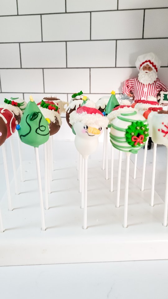 Christmas cake pops are some of my favorites every year.
.
.
#christmascakepops
#christmas
#christmasdessert
#teachergifts