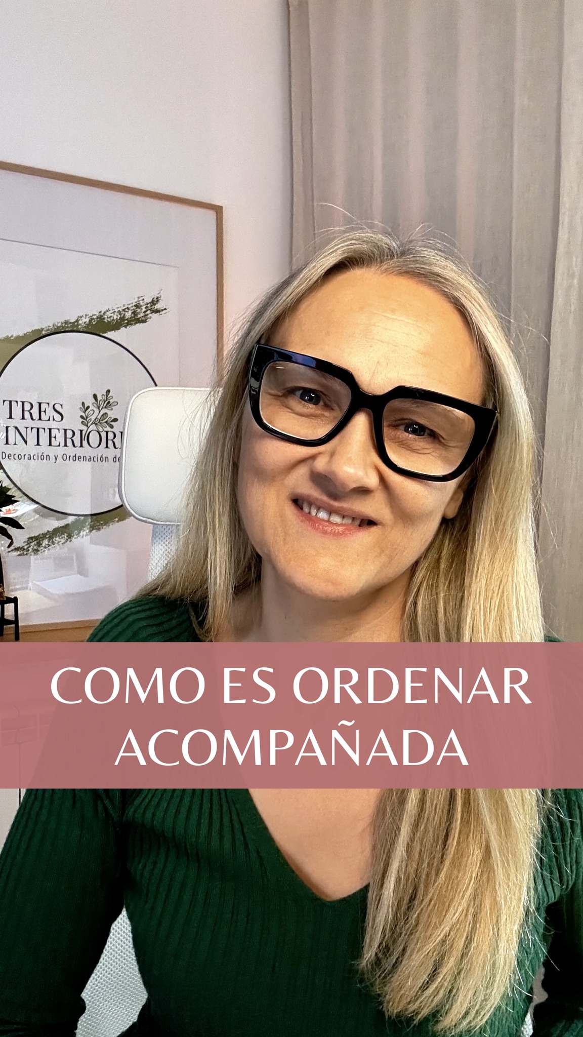 ¿Cuál es la diferencia de acabar con el desorden y la acumulación de objetos, con o sin nuestro acompañamiento?
Te cuento lo aprendido de las personas a las que he ayudado tras años de intentarlo por su cuenta.
Antes del programa están solas.
Solas sintiéndose las únicas responsables de que haya desorden y objetos acumulados y también de acabar con ello.
Si son madres, culpa por ser mal ejemplo como madres,debe ser que una madre tiene que salir de fábrica ordenada.
Mucho diálogo interior de desvalorización, teniendo la responsabilidad de resolverlo y la imposibilidad de hacerlo. ¿Por qué?
Por un lado todo lo que tienen encima: trabajo, familia, casa que encargarse…
Por otro, intentos y fracasos, no desean volver a intentarlo. Su foco, su energía no está puesta en resolverlo.
Realizan las mismas acciones y eso les lleva al mismo resultado. De una habitación a otra priorizando aquello que más ruido visual hace.
Han visto en redes ordenar con perchas, bolsas, cajas y lo intentan, pensando que es cuestión de acomodar objetos en el espacio.
¿Qué sucede cuando entran?
-Se dan cuenta de que eso que escondieron, que se avergonzaban, creían ser ellas solas. Encuentran personas en su misma situación y eso libera el peso de sentir que esto es tan malo o tan raro.
-Ven que es posible y su mente pasa a accionar. Las que llegaron antes se lo muestran. Avanza constante de acuerdo al método y comprobarás que se puede.
-FOCO. Acciones que suman y cada paso en su momento. No falsos avances para que se vuelva a desordenar. Cada paso es una conquista para siempre.
-RESPUESTAS. En cada punto en el que antes no tenían la respuesta ahora la tienen. Aprenden de ello y pasan a tener respuestas.
-TRANSFORMACIÓN. Frases como "es que no me puedo desprender de nada" ....en el proceso deciden ir cambiando las reglas de lo que deciden que se permiten hacer… Dejando atrás creencias de toda la vida, y que en este momento no desean que les sigan limitando
Y todo esto solas en casa…, no sale.
Ya sabes la diferencia. Si quieres ponértelo fácil, comenta con la palabra "CASA"🏡, hablamos y vemos si es para ti mi programa de acompañamiento para que en unos meses lo hayas resuelto para siempre.