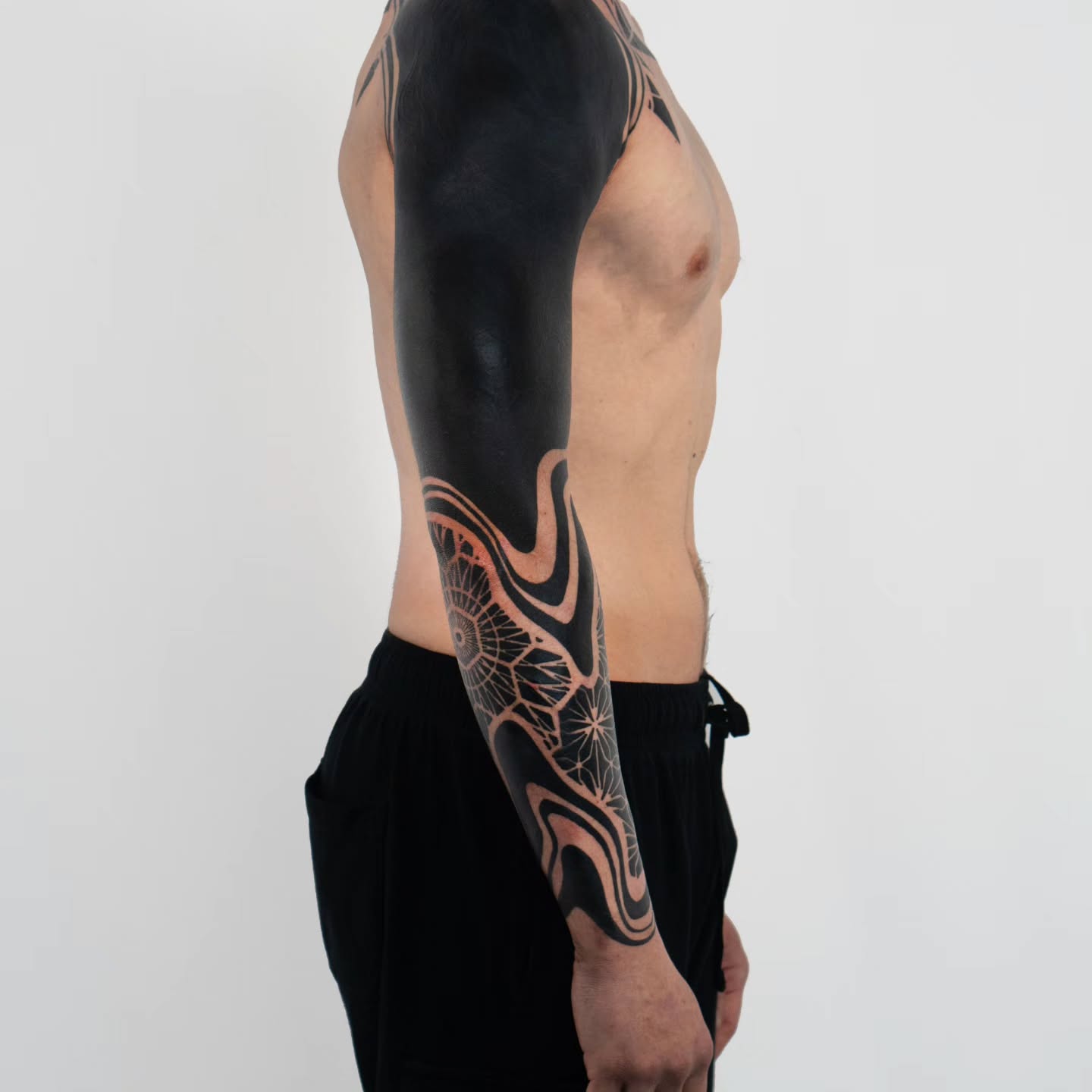Healed pictures for this Suminagashi and geometric patterns full sleeve tattoo. The upper arm blackout was a coverup with a small touch up on the shoulder. In this session we added some more geometry on the neck / upper shoulder but will post the pictures later on once we expand it more.
Heavy blackwork and blackout tattoos Oakland California bay area
.
.
.
.
.
#blackouttattoos #suminagashitattoo #heavyblackworktattoo #oakland #bayareatattoo