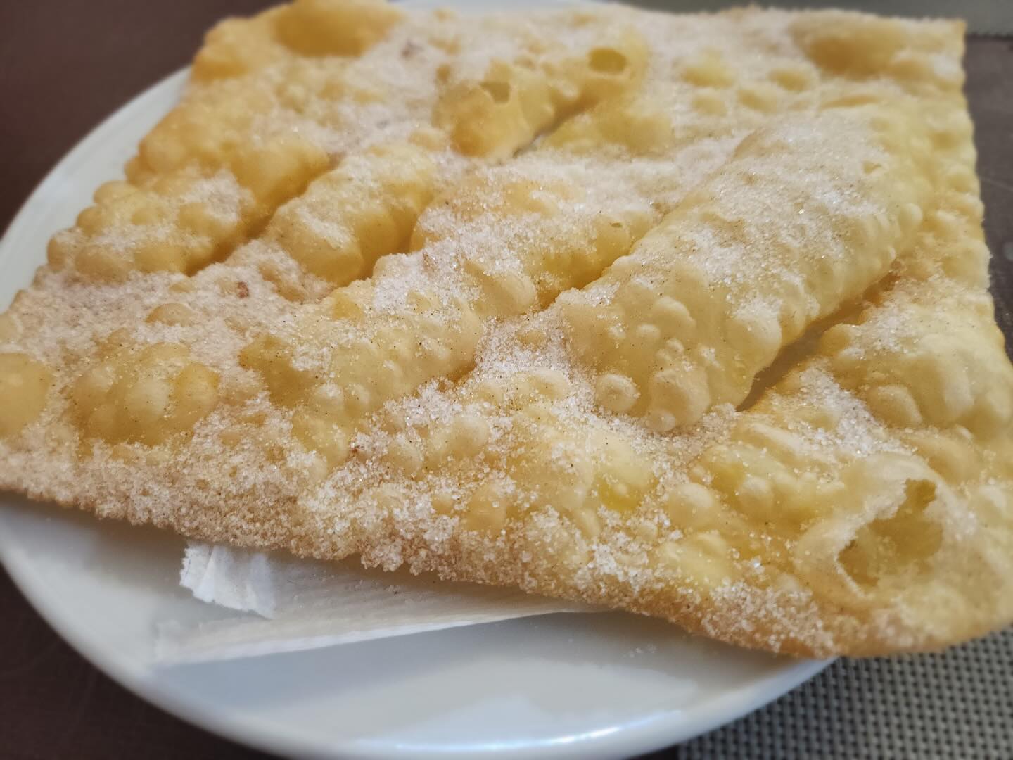 Though it’s challenging to pronounce the names of Portuguese Christmas fritters, they sure are easy to enjoy. Cheat sheet for our favs: 1. Coscorões (coos-coo-roy-sh) hollow, flaky with mounds of sugar and cinnamon. 2. Filhós (pheel-loy-sh) pillowy with lots of orange zest and aguardente (booze). 3. Azevias (uhz-vee-uh-sh) turnovers stuffed with squash, sweet potato or chickpeas. Learn to say them, or you can just point!
Pictured fritters by Chef Marta at O Regueirão
#portuguesecuisine #christmas #foodtourism