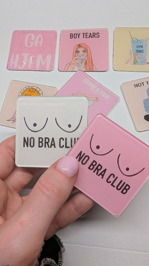 Magneter
New in, men foreløpig kun i fysisk butikk på Designkollektivet 🥳 (snaaart)
Jeg venter inn nye snart og da blir de tilgjengelige i nettbutikken også.
Disse kan også lages med personlige tegninger. Feks. som en litt anderledes "save the date-påminnelse" til bryllupet!