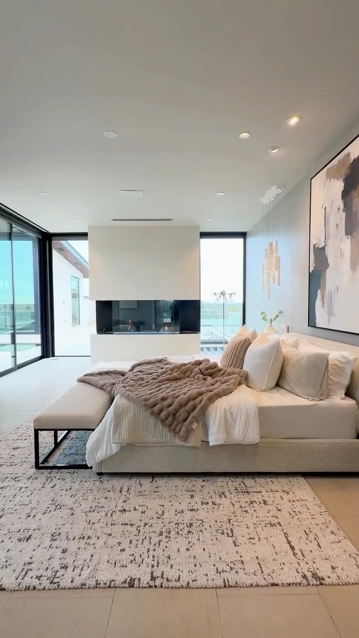 A Christie’s kind of Christmas 🎄✨
Monthly sales meeting at this Dick Clark designed stunner in Amarra had me dreaming big. Hilltop views, pool and spa, sunken fire pit patio, rooftop terrace, and a layout that lives like a single story with separate wing for kids, multiple entertaining spaces, and everyday luxury. Ending the year in a home like this just feels right.
Reach out for your 2026 real estate plans, big or small. Luxury is not a price point, it is the level of service you deserve.
#AmarraAustin #BartonCreekLiving #ChristiesAustin #LuxuryAustinRealEstate #jennsalladay