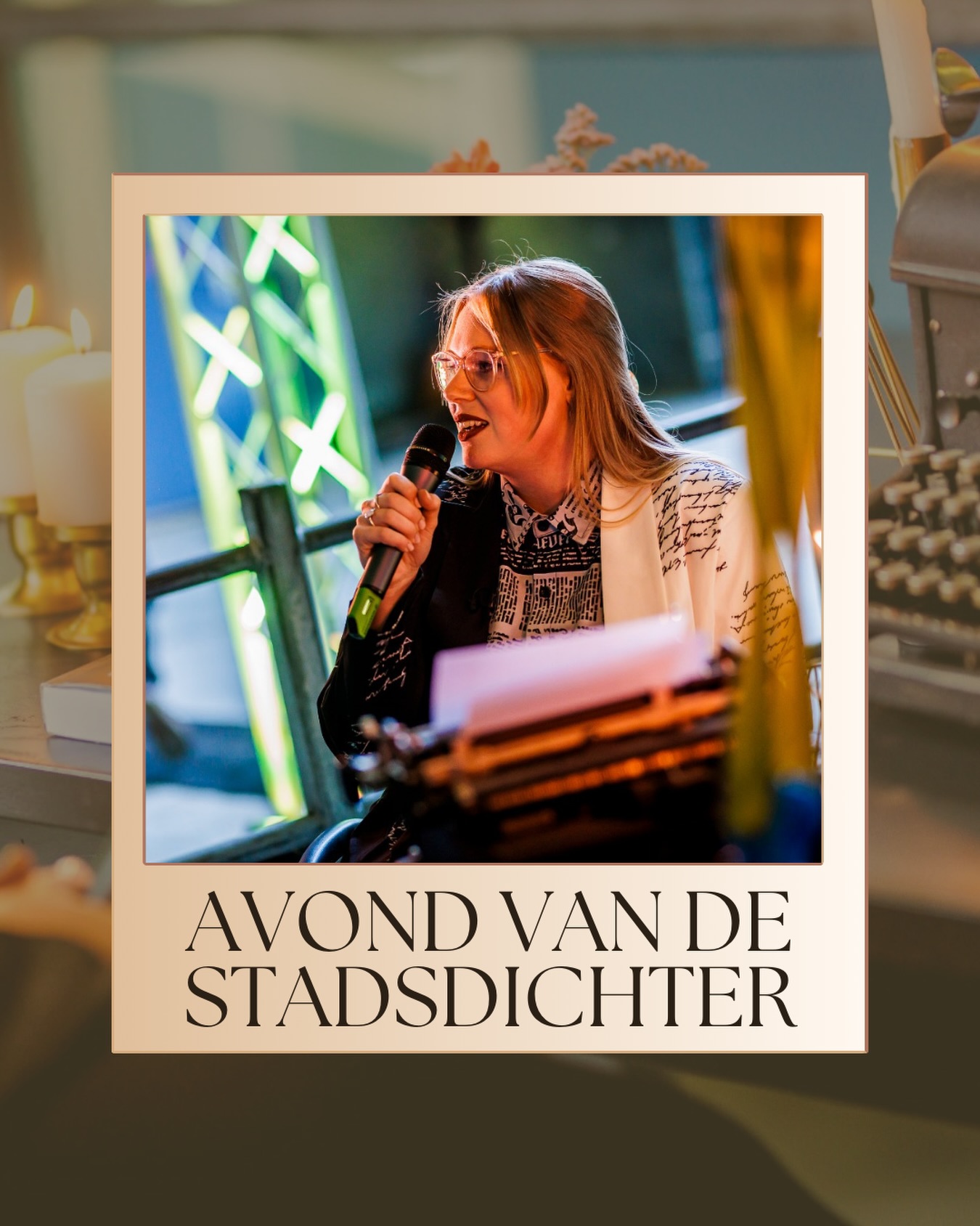 Ik ga het theater in - for one night only! 🎭
Om te vieren dat ik al bijna 1 jaar stadsdichter ben (🤯!!) organiseer ik de Avond van de Stadsdichter op 6 februari. Een reactie die ik regelmatig krijg op mijn gedichten is ‘ik hou niet van poëzie, maar dit vond ik mooi’. Oké… dus wat is poëzie dan eigenlijk? 🤔
Daarom ga ik in mijn show op zoek naar het antwoord op de vraag: ‘Wat is poëzie?’
Zit het in muziek? Vind je het in een VMBO-klas, of een politiek debat? Zit het misschien juist in de blik van een kind - of is het filosofischer dan dat?
Verwacht muziek, boeiende gesprekken, en natuurlijk poëzie (wat dat dan ook mag zijn!). Er is een beperkt aantal plekken, dus haal snel je kaartje!
📆 6 februari 2026
🕰️ 19:30 inloop, 20:00 start
📍 Vestzaktheater, Walstraat 35, Enschede
🎟️ €7,50
☕ Incl. 1 drankje
Link in bio!
#stadsdichter #theatershow #gedicht