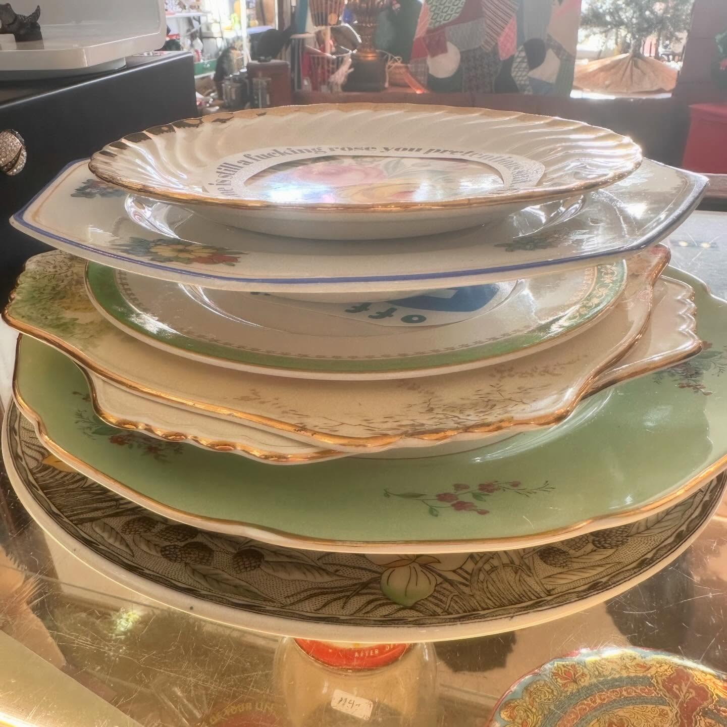 Putting the finishing touches on the final batch of custom plates for 2025!
These were totally flying off the shelves, and I’m blushing over how much you all love them ☺️. And, of course, I’m loving the vibes you’re all giving me ❤️