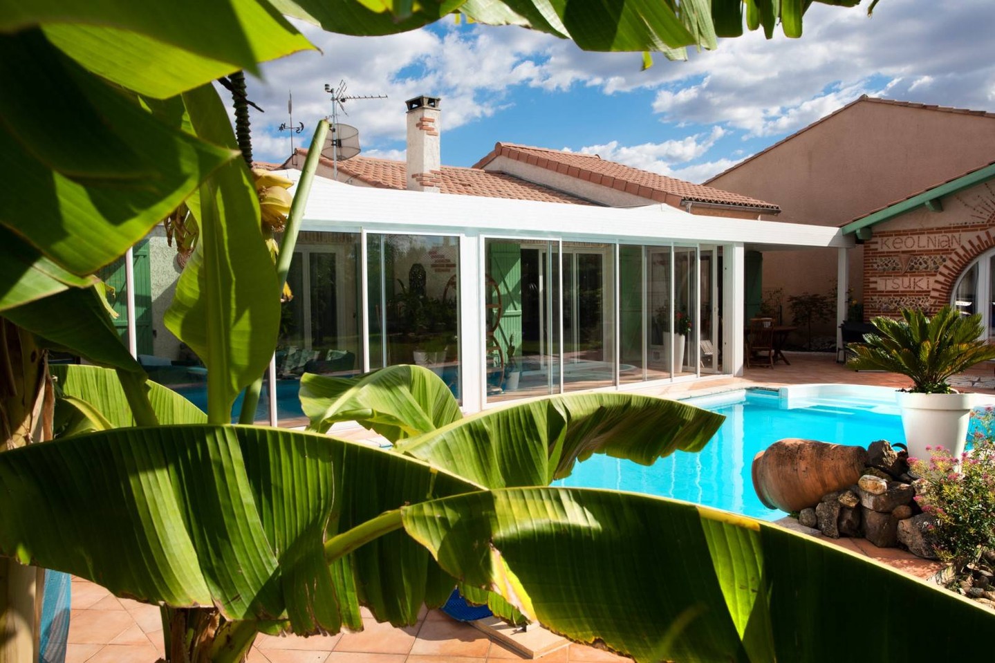 Novembre... Pourquoi choisir une véranda ?
☘️ Profiter d'un espace supplémentaire à aménager à votre goût (coin repas, lecture, billard, baby foot)
☘️ Construction rapide, montage entre 2 à 4 jours en fonction de la taille
☘️ Bain de lumière grâce à ses baies vitrées tout autour et l'ajout de puits de lumière au plafond
☘️ Idéal pour protéger vos plantes qui craignent le froid et le gel (les agrumes) ➡️cela ajoute une belle touche de décoration végétale et cocooning en plus
☘️ La sensation d'être dehors, sans les contraintes de la météo (vent, pluie, neige, humidité)
☘️ Nombreux choix de designs, couleurs, avec ou sans soubassement, décoration des vitres
☘️ Ajouts d'options (stores ZIP, LED, isolation...)
pergolaetcarport.fr
verandaetverrieredefrance.fr