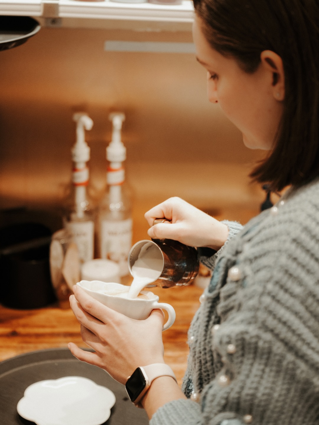 Je suis entré dans Le Salon du Tanuki un matin, et j’ai tout de suite compris pourquoi les gens en parlent avec autant de douceur. C’est un petit café botanique, un peu caché au cœur d’Aix-en-Provence, que Lucille a créé à son image : calme, généreux, lumineux.
Ici, tout trouve une place. La déco inspirée du Japon, les plantes qu’on peut adopter, les créations artisanales choisies avec soin, la qualité des produits… Rien n’est là par hasard.
J’ai passé un vrai moment à photographier ce lieu : sans mise en scène, sans artifices. Juste Lucille dans son espace, ses gestes du matin, l’atmosphère tranquille, et cette chaleur qu’on ressent naturellement.
Le Salon du Tanuki est vraiment un endroit à part, et je compte bien y revenir souvent. 🌿
Merci Lucille pour votre confiance.
@salondutanuki_aix
@gighi.e
@monin_france
@nikonfr
Aix-en-Provence
#aixenprovence #salondethe #photographe
—
Je transforme vos univers en histoires :
un lieu, une équipe, un savoir-faire…
Commerces, artisans, créateurs d’Aix-en-Provence,
Comme le Salon du Tanuki, écrivez-moi. 🤎