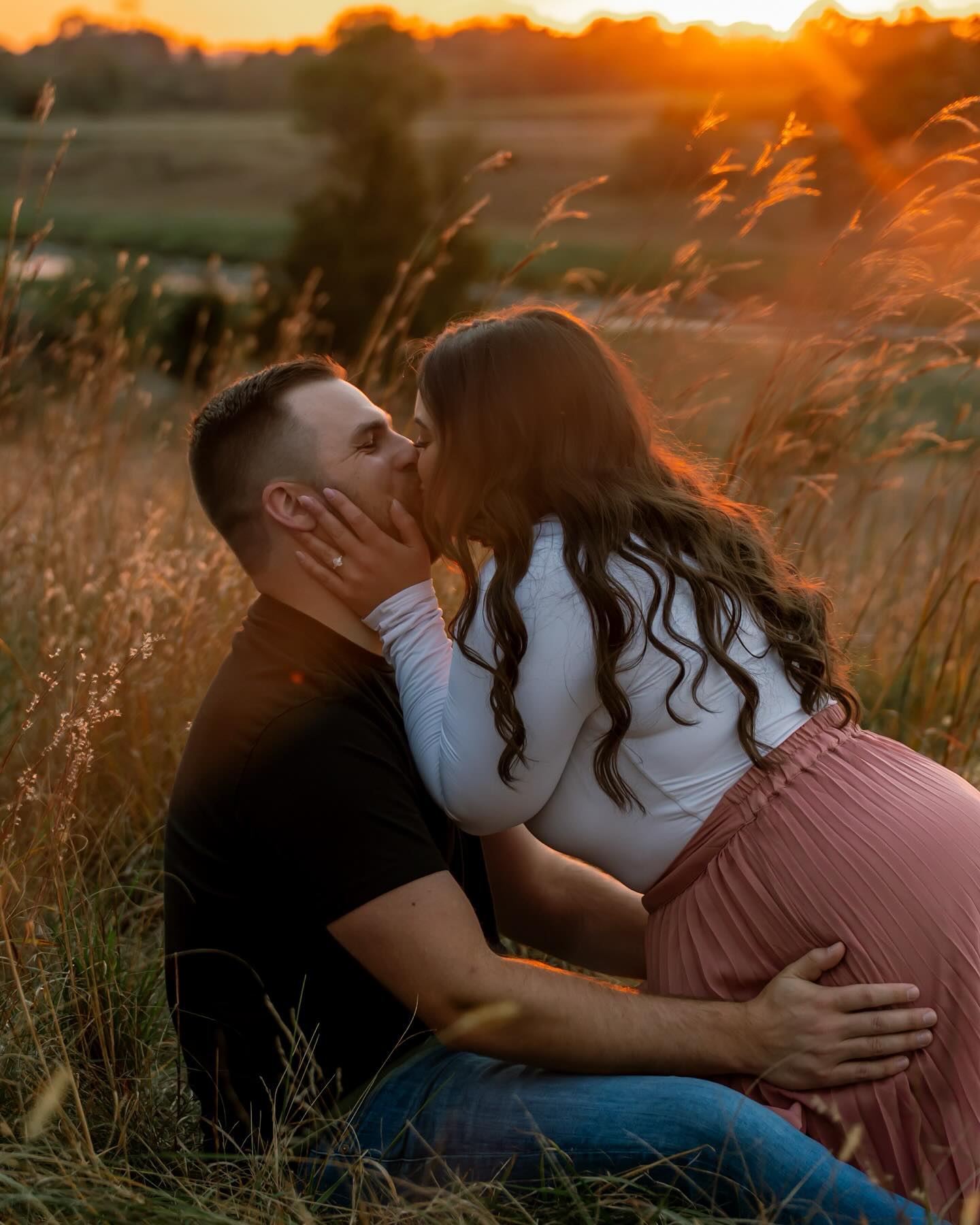Soft light, open fields, and a steamy sunset.👌🏻
This session was one of those reminders that connection always photographs louder than poses.
Erika&Austin. A love that feels like home.🩷
Forever obsessed with love that looks like this.
#midwestweddingphotographer #midwestweddings #southdakotaphtographer #engagementphotoshoot #siouxfallsbride #minnesotabride #weddingphotographer #minnesotaweddingphotographer #southdakotaweddingphotographer