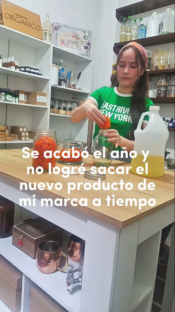 Este trend me movió más de lo que pensé 🥺
Porque es tan fácil enfocarse en lo que no se logró, en el producto que no salió a tiempo, en lo que quedó pendiente… y olvidarse de todo lo que sí pasó.
Hoy me miro trabajando en mi taller y recuerdo a esa niña que jamás imaginó estar aquí.
¿Tenemos una marca? 😳
Sí. Y no solo una marca… un sueño vivo, construido con amor, constancia, miedo, lágrimas y muchísima fe.
Nada de esto ha sido fácil.
Ha habido incertidumbre, cansancio y momentos de querer soltar.
Pero también ha habido mensajes que me levantan, personas que creen, manos que sostienen y una certeza profunda.
Amo con locura lo que hago y no me imagino haciendo otra cosa.
Gracias a cada una de ustedes por acompañarme, por animarme, por confiar 🙏🫶✨
Gracias a Dios por permitirme vivir de algo que nace del corazón.
Y si tú estás persiguiendo un sueño: sigue.
Tal vez no llegue en el tiempo que esperas, pero si le pones amor, esfuerzo y verdad… pasito a pasito, se llega 🌱
#trendingreels #organico #natural #cosmeticanatural #artesanal #ecoamigable #gratitud