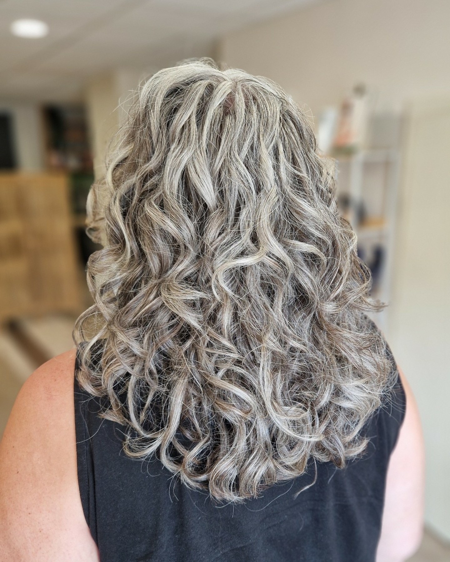 Une transformation lumineuse 🤍
On a coupé les derniers restes de colo chimique pour révéler la beauté du cheveu naturellement blanc et bouclé.
Le résultat est doux, pur, élégant… j’adore !
Et toi, tu aimes le résultat ? 🥰