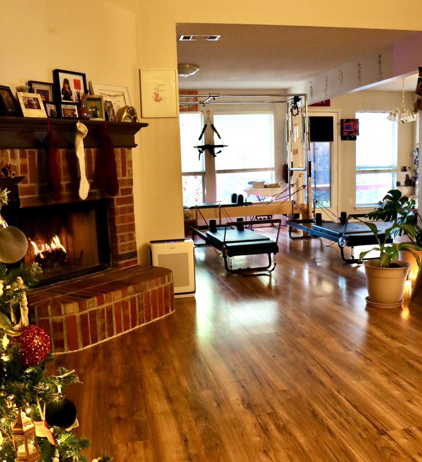 It’s a time of remembering, simplicity & clarity. Today was the first duet session I taught at my in-home space, and it felt so good! 🥹 Fire going, hot chamomile tea, soothing music, and 2 amazing women (Nancy & Gina) who trust me to guide them through their Pilates practice. I am so heartfelt grateful. I feel more at peace in life than I have in a long time, and a big part of that is because of my clients- strong women with compassionate hearts. 👑❤️
#pilatesinstructor #dfwpilates