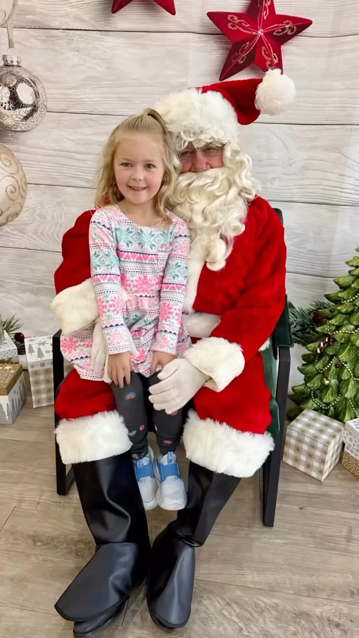 Wrap, Snap, & Give Back 2025 was a hit! BIG thank you to @cafelillync for hosting this wonderful event. Pictures with Santa were taken, gifts were wrapped, and postpartum mental health was supported! Thank you to everyone who came out and supported this holiday event & Triad families. 💚🎅🏽❤️🎄