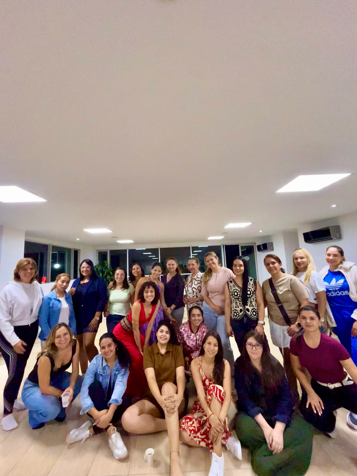 Este fin de semana llegaron 22 mujeres a mi taller. 22 corazones. 22 historias. 22 seres sagrados.
Pasé el récord que venía visualizando todo este año: reunir a 20 mujeres en mi taller Femenina, Segura y Magnética. Pero fue más que un número… fue un mensaje para mi.
La vida me ha mostrado estos días que todo tiene un ritmo, un proceso, un tiempo sagrado.
Y que los niveles se van habilitando cuando tú vas haciendo la tarea interna: cuando mueres a partes tuyas, cuando te gestas de nuevo, cuando te maternizas, cuando te reeducas una y otra vez.
Más allá de haber llegado al “20”, están las 22 mujeres, contándome a mí, como representación del camino que he recorrido este año. Un camino de transformación, de afinamiento, de pulida.
Cada mujer de este círculo refleja una parte del proceso: gestar, parir, sostener, criar,
regresar a la verdad, volver a nacer y volver a recordar.
Y entonces me llegó este mantra como una revelación:
22 corazones latieron hoy al ritmo de la tierra.
22 cuerpos danzaron con la suavidad del agua.
22 almas respiraron con la ligereza del aire.
22 fuegos despertaron vivos dentro de cada una.
Hoy me siento profundamente agradecida.
Llena, expandida y renacida.
Estábamos allí, todas recibiendo la vida nuevamente. Pariendo nuestro propio camino.
Y digo 22, incluyéndome, porque este renacer también es para mí.
Gracias, gracias, gracias 🐚🌷
