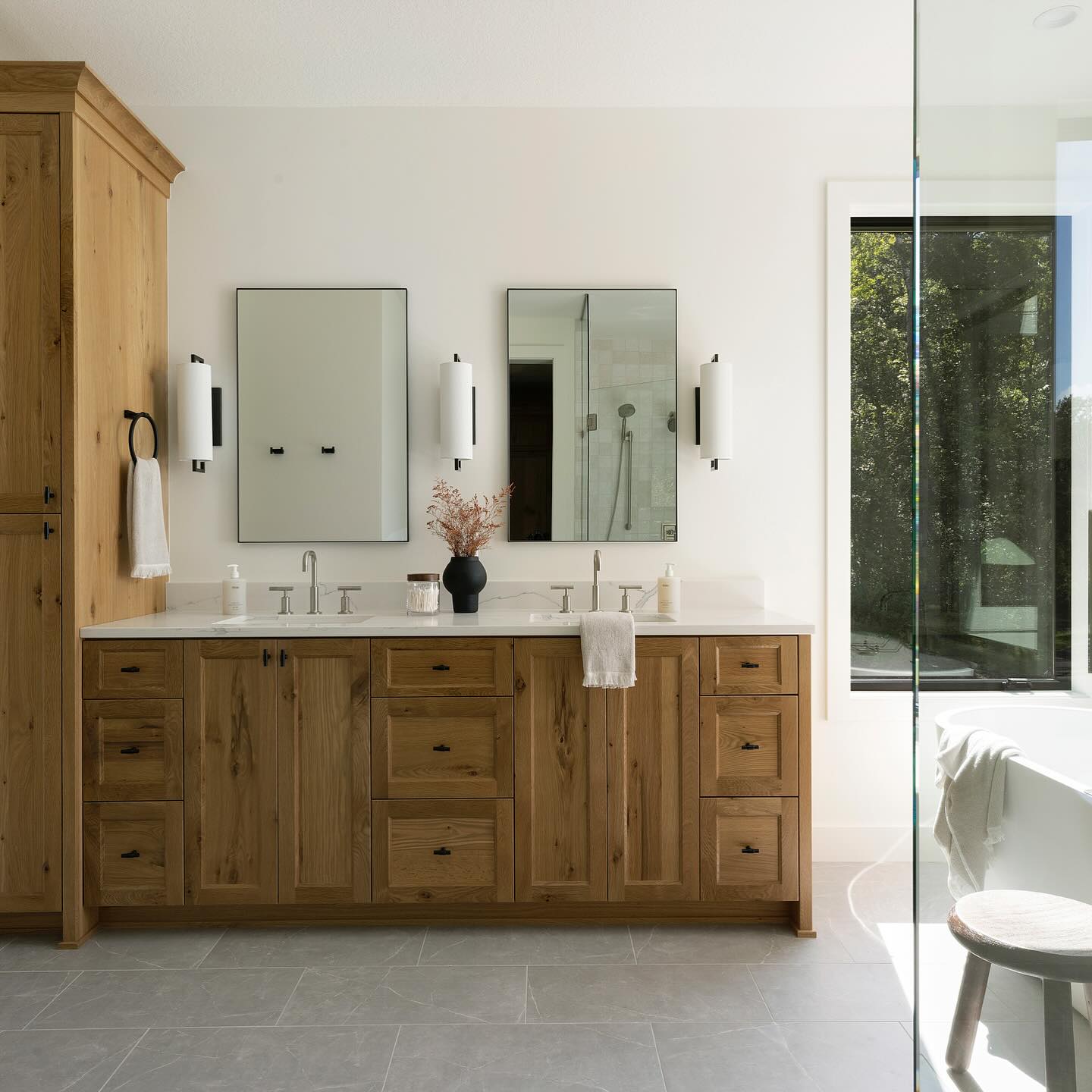 Midweek moments that call for slowing down, soaking up the light and a little quiet luxury. A thoughtful design always makes room for natural light to do its magic. #projectintothewoods
Build: @divinecustomhomes
Design: @haven.design.collective
Photography: @spacecrafting_photography