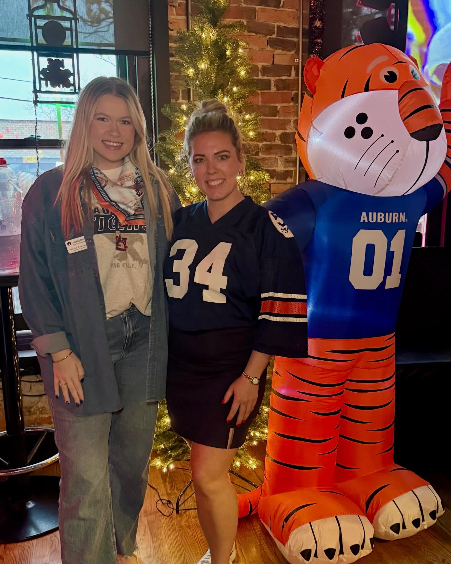 Mercer tried to claw their way in, but Auburn was 𝙗𝙖𝙧𝙚𝙡𝙮 bothered 😌🐻
See you all this Saturday for the Iron Bowl *after dark* 🤫