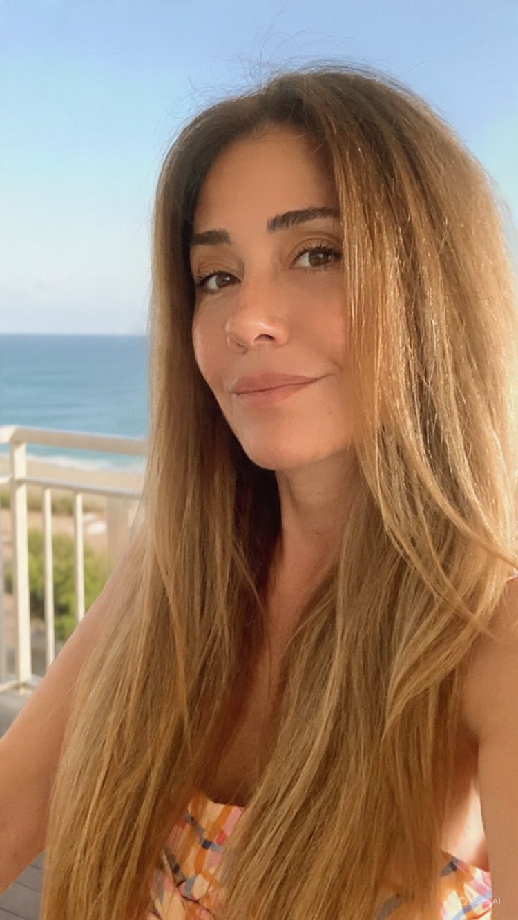 Cuando tu comunicación coincide con tu identidad,
el sistema nervioso y el cerebro entran en coherencia
y tu mensaje empieza a transmitir lo que tu estrategia nunca logró sola:
la potencia real de tu trabajo.
Podés cerrar el año como siempre y seguir siendo el secreto mejor guardado…
o comunicar desde la confianza y tu voz genuina el valor que aportás al mundo, los logros de tus clientes.
Y tu propia experiencia.
Porque SÍ.
Sos una mujer que transforma vidas.
Y eso requiere subir volumen de tu voz.