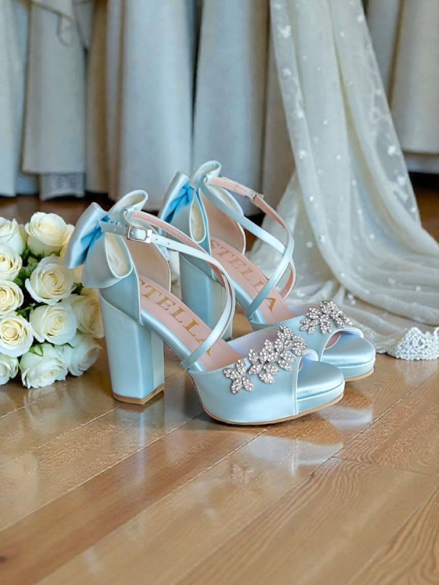 💙✨ Something Blue pero al estilo Stella Shoes.
Zapatos de novia en baby blue con moñito y pedrería hecha a mano…
Un detallito que hace toda la diferencia en tu gran día.
¿Los usarías? 👰🏻♀️💍