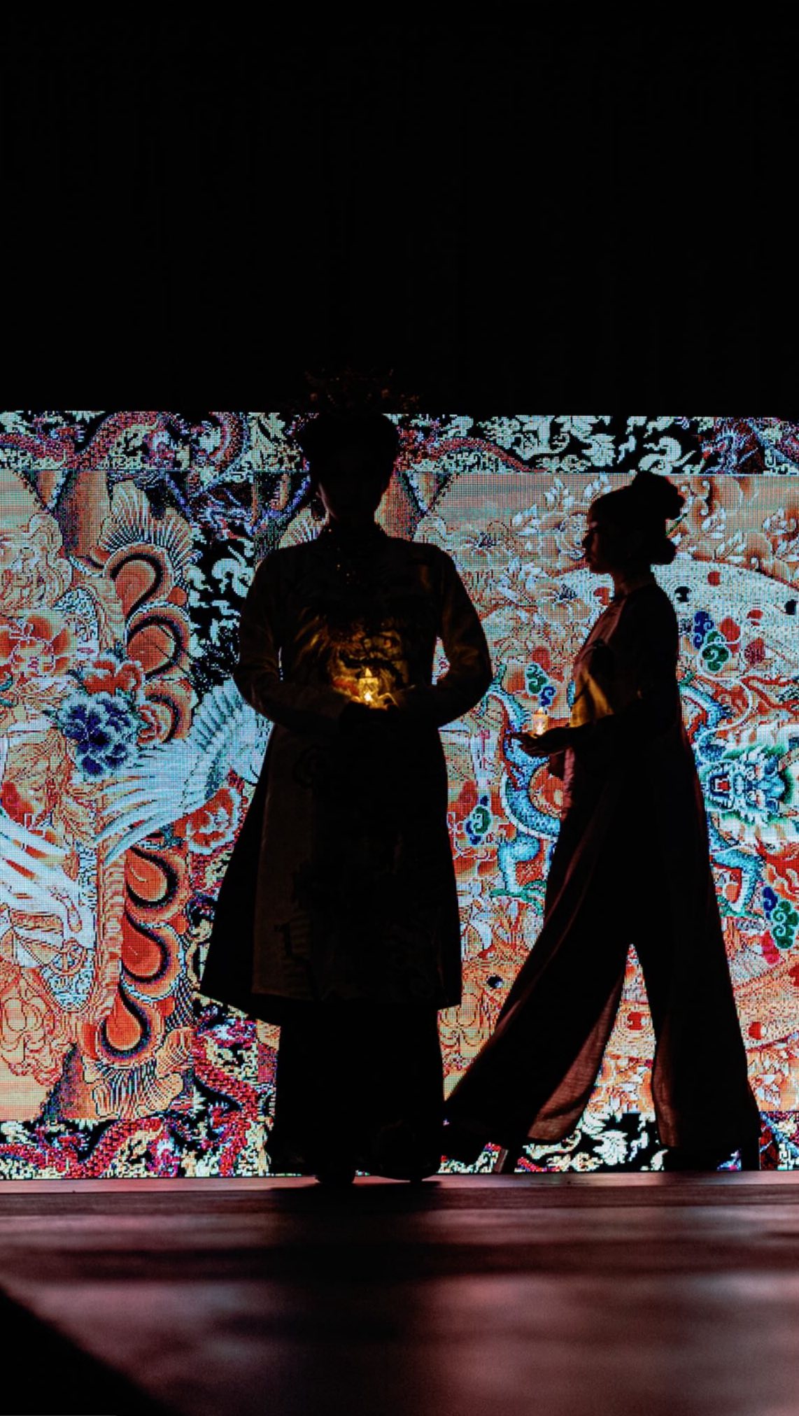 Quick peek backstage as models are lining up for Hulos Fashion show new collection. Presenting at Golden Heart Gala. Can’t wait to share the show runway!
@jessmaurietran hair and makeup by @phiphiyvonne
Designer 💃 @hulosbythehuyhailong
Planner 📝 @menage.a.trois.sj
Photographer 📸 @tylervu
Beauty team 💄@phiphiyvonne
@baybae.beauty
@chicadeglam
@bevvyhearts.lashes
@dantambeauty
@krystalart89