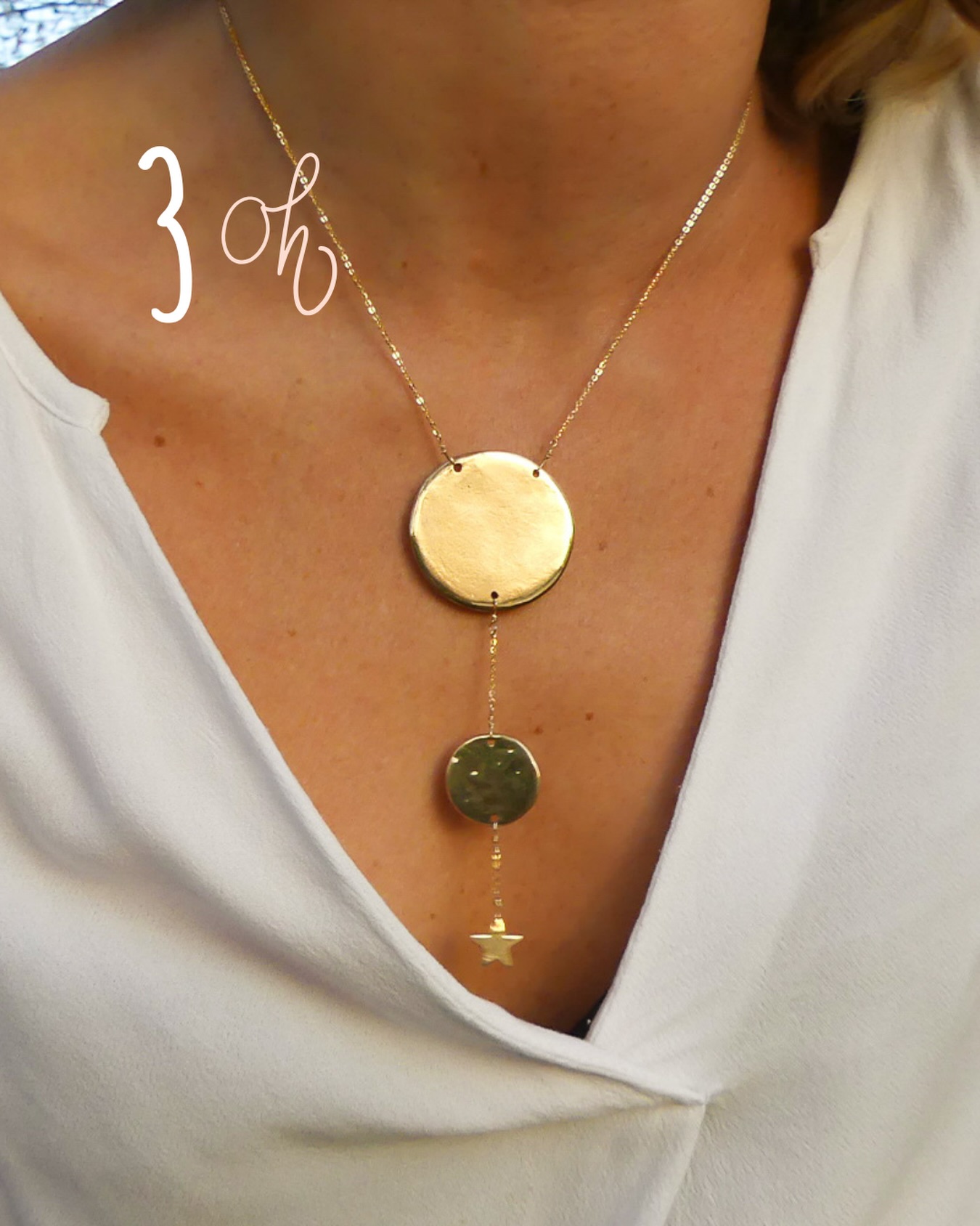 ✨ Jour 3 — Sun to the Moon
Pour cette troisième case, on entre dans une histoire lumineuse…celle d’un voyage du soleil jusqu’à la lune.
Un collier comme une passerelle entre deux astres,
entre le feu et la douceur, entre l’élan du jour et le mystère de la nuit.
Sun to the Moon, c’est un talisman pour celles qui brillent à toute heure, celles qui cherchent l’équilibre entre l’énergie solaire et la sérénité des soirs étoilés.
Un bijou qui raconte que nous portons en nous
autant la clarté que le rêve.
Et que c’est cette magie-là qui nous rend complètes. ✨🌞🌙
Et toi tu es plus chaleur du soleil explosive et dynamique, ou douce et paisible comme le ciel étoilé de la nuit? Ou les 2? 🤪
Dis moi en commentaire!
#artisane#artisanatmoderne#bijoutiere#bijouxartisanaux#creationunique#bijouxoriginaux#bijouxpersonnalisés#jaimelamer#momentsprécieux#penséespositives#hypersensibilite#êtresoimême#paumaville#chargementale#modeéthique#enfamille#hypersensible#beautenaturelle