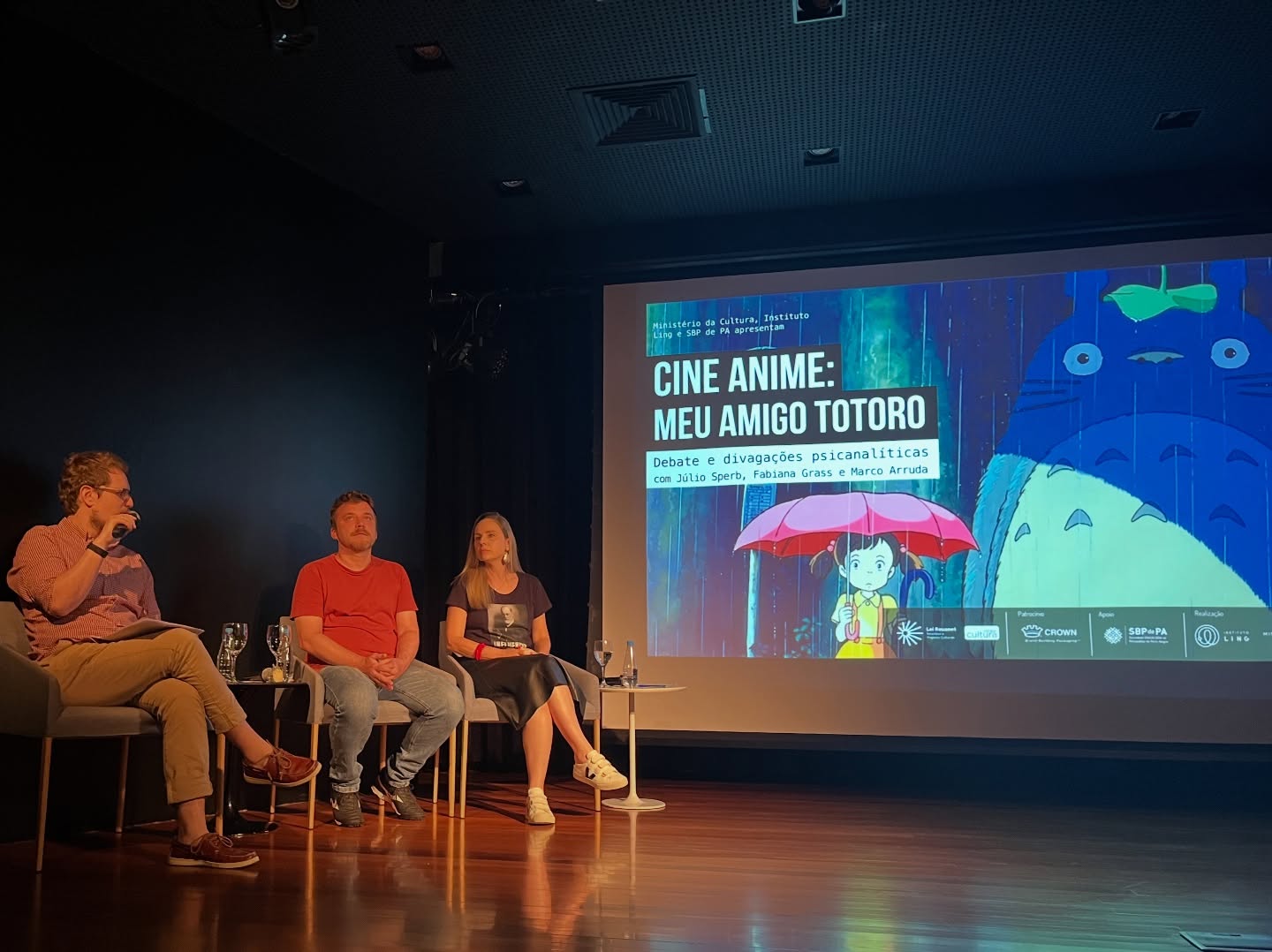No dia 22/11, encerramos a segunda temporada do Cine Anime com debates e divagações sobre Meu Amigo Totoro. Saí de lá muito contente — foi realmente fechar com chave de ouro.
Exploramos a história de Satsuki e Mei e a angústia que atravessa a ausência da mãe. Um filme aparentemente simples, mas de uma densidade afetiva impressionante.
Meu agradecimento à @fabianagrass e ao @marcoschmitharruda pela interlocução generosa, e ao público, que mais uma vez foi protagonista: participativo, atento e essencial para a experiência.
E, para completar, me deparei com o livro de 30 anos do Instituto Ling, que registra a presença do Cine Anime (na foto, nossa segunda edição da primeira temporada, em 2024, sobre Kimi no Na wa / Your Name).
Que experiência!
