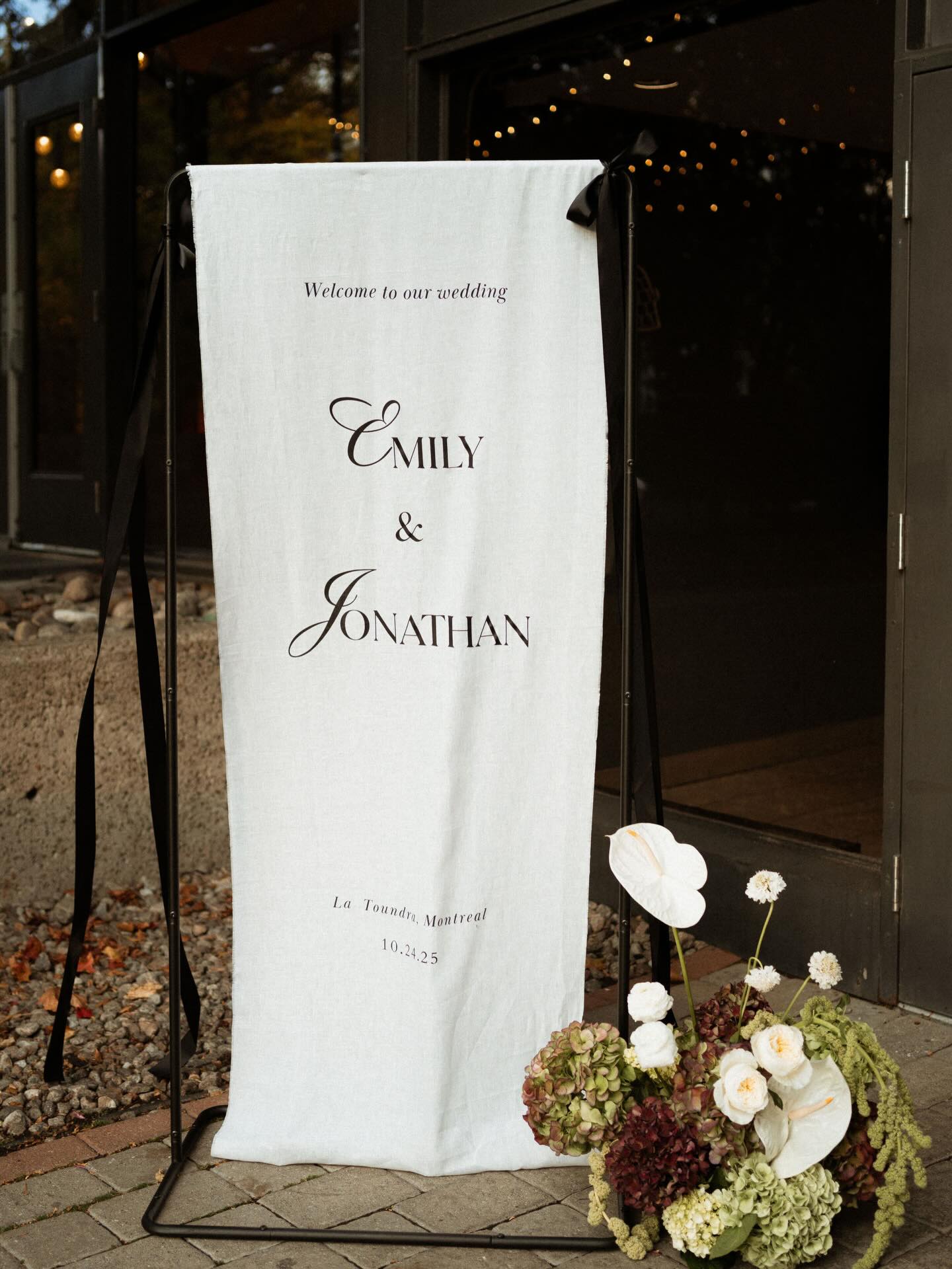 On a succombé à la tendance de l’affiche de bienvenue en tissu avec des boucles 😍
We succumbed to the trend of fabric welcome signs with bows 😍
The team :
Wedding planner : @erikaco.events
Photographer : @alessandrajennifer
DJ : @brunoberdnikoff
Florist : @michkafleuriste
Preparation venue : @hotelbirksmontreal
Reception venue : @parcjeandrapeau
Catering : @hbevenement
Rentals : @groupeabp @lanouvelletablee @tenuedesoiree_
Stationnery : @designvkay
Hairs : @atelierevablanca
Makeup : @valerielefebvremua @vero_munger
Dress : @danahareldesign @markingramatelier