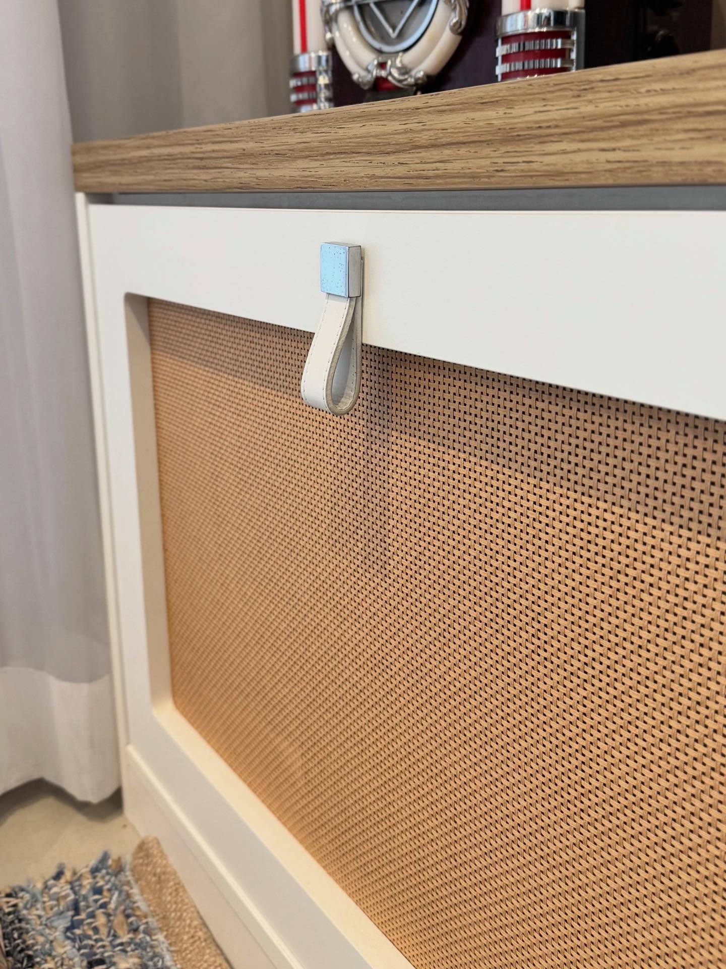 Detalhes que fazem a diferença!
As portas de telinha traz leveza, charme e aquele toque artesanal que transforma qualquer ambiente.
#projeto #saladeestar #designinterior #palhaindianadecor