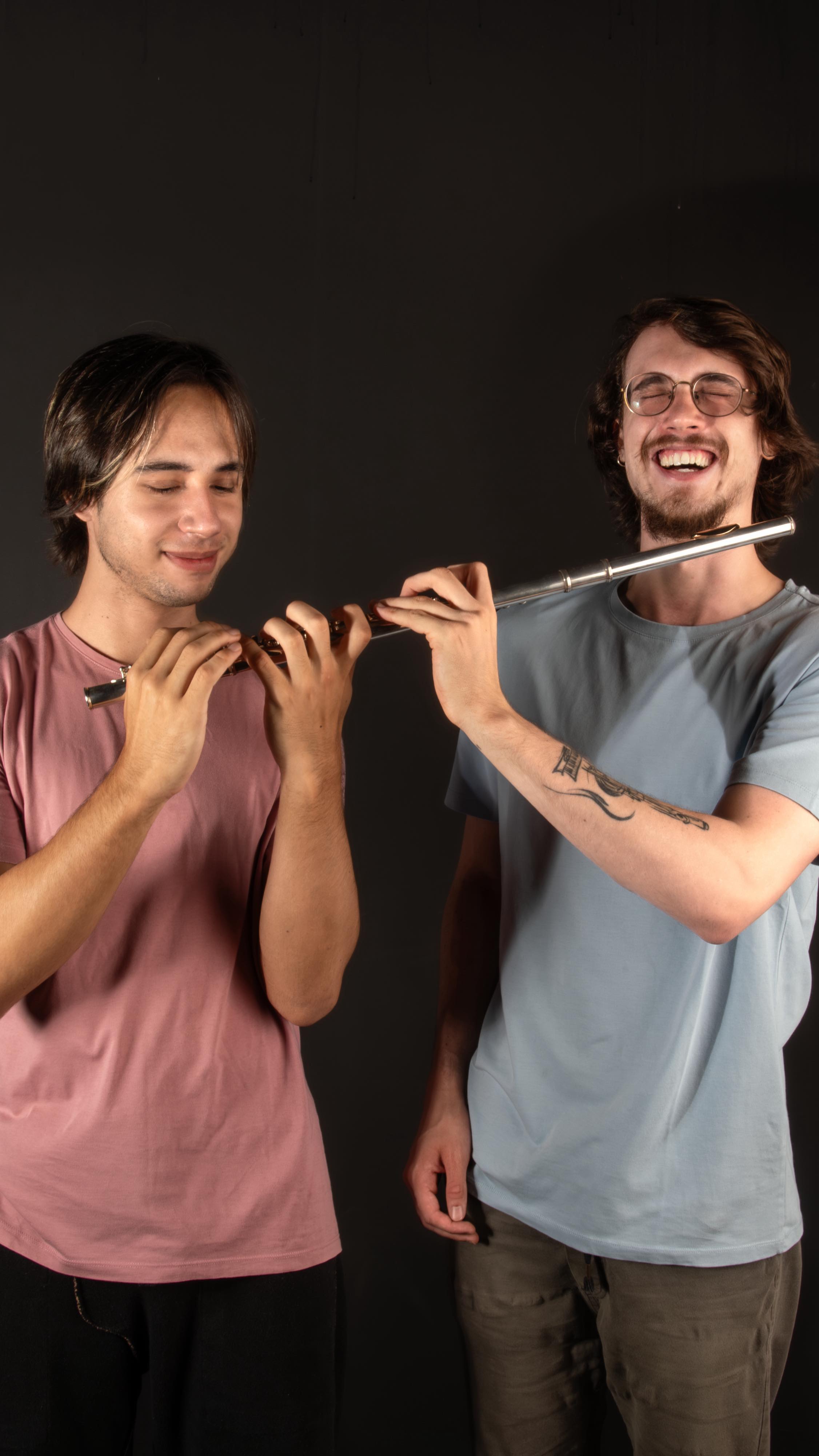 Vem que sexta o #sesccadeiao será inundado pelos sons de flauta e piano ✨
Com entrada beneficente (1 brinquedo em bom estado), a apresentação será às 19h30 desta sexta-feira, 28/11, no Sesc Cadeião Cultural em #londrina.
O flautista Rafael Beck e o pianista Felipe Montanaro apresentam o repertório do seu primeiro álbum, intitulado “Fantasia Brasil”.
O projeto que foi lançado em 2023 pela gravadora Biscoito Fino, traz um repertório com composições de grandes nomes da música brasileira, como Tom Jobim, Djavan, Hermeto Pascoal, Jacob do Bandolim e Ivan Lins, que inclusive participa da faixa de sua autoria “Galopes Dance”, tema que tinha guardado e ofereceu ao Duo.
Mais informações no site do @sesc_pr 😍
#fluacultura #londrinacultura