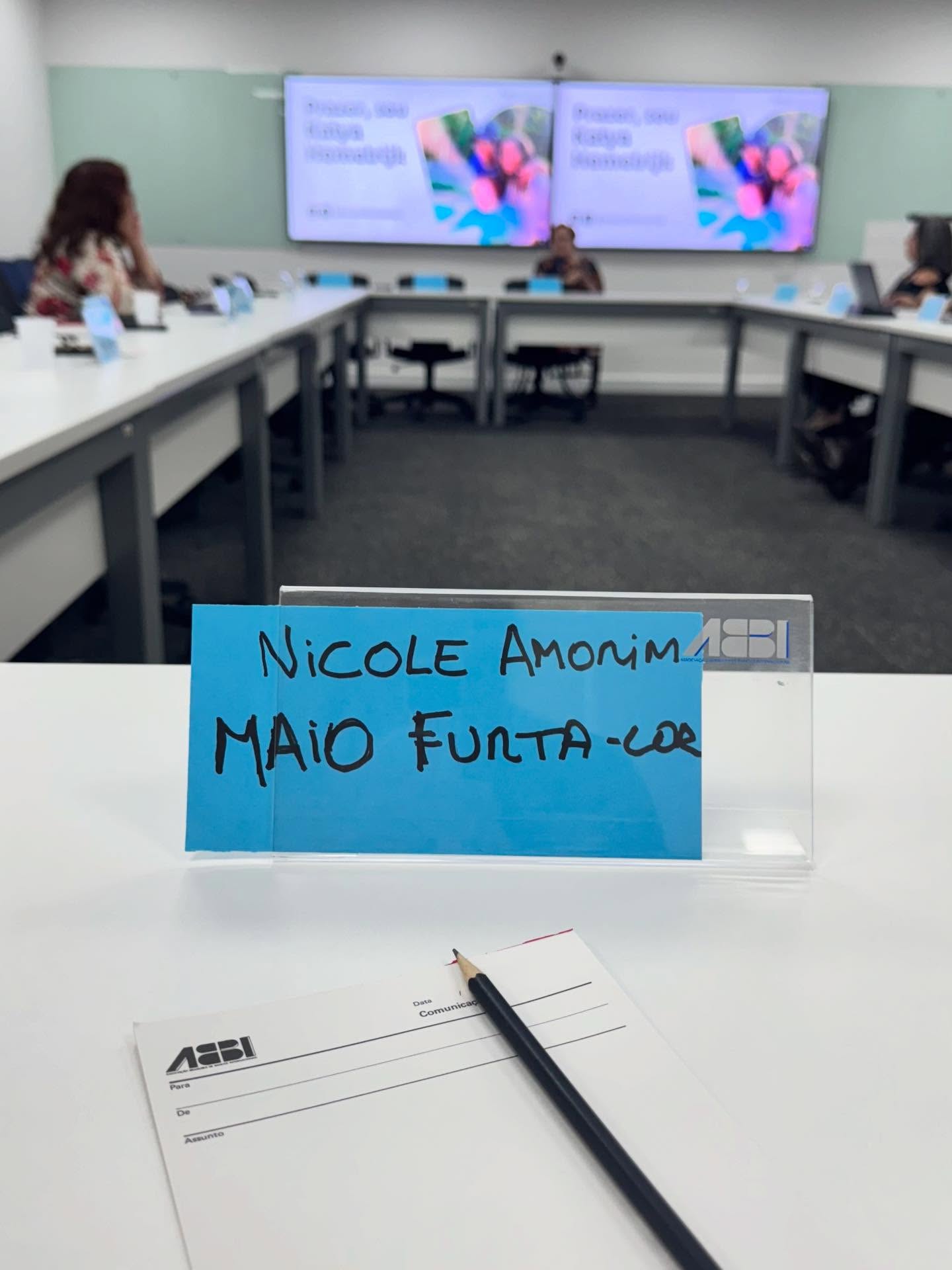 Ontem demos mais um passo bonito e necessário para colocar a saúde mental materna onde ela sempre deveria ter estado: no centro das decisões que movem o país.
Apresentei a Campanha Maio Furta-cor ao Comitê de Diversidade da ABBI, Associação Brasileira de Bancos Internacionais, em São Paulo.
Falamos sobre maternidades plurais, sobre desigualdade, sobre a persistência de mortes maternas evitáveis e sobre como tudo isso não é um problema privado das mulheres, mas um espelho da sociedade que estamos construindo.
Também mostramos o outro lado da moeda: os impactos reais que o Maio Furta-cor já gerou ao longo desses 5 anos. Quando uma mãe tem suporte, uma criança tem horizonte.
Quando uma empresa entende seu papel, o país se transforma um pouco mais.
A saúde mental materna não cabe num nicho. Ela atravessa empresas, políticas públicas, economia, cultura, tecnologia. Ela atravessa cidadãos, famílias, homens e mulheres.
Lutar pela saúde mental das mães brasileiras é, acima de tudo, uma luta pela infância.
Seguimos com coragem, evidência e essa vontade teimosa que insiste em abrir caminhos onde antes só havia silêncio.
Sigamos avante!!!!!