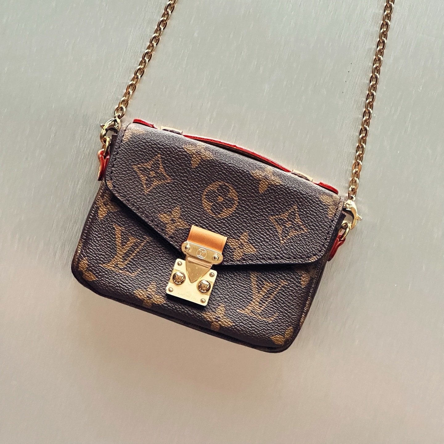 The Louis Vuitton Micro Métis is a mini classic with maximum style. Compact, chic, and crafted in signature Monogram — the perfect hands-free luxury essential for day to night.
For more information, please refer to the website link provided in the bio.
Listing no: UK 3132
Opuluxe.sg is not affiliated to the brands featured. We are an independent consignment platform of authenticated luxury products. All trademarks and copyrights remain sole property of the brands.