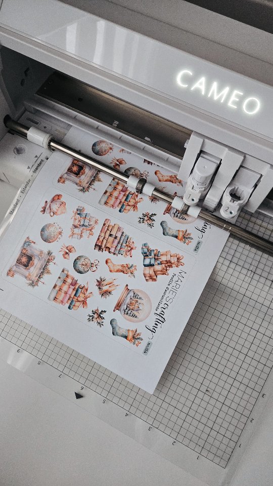 |FR| ❄️ Ce matin, on découpe des autocollants de Noël pour vos commandes! 🌲
______
|EN| ❄️This morning, we're cutting some Christmas stickers for your orders! 🌲