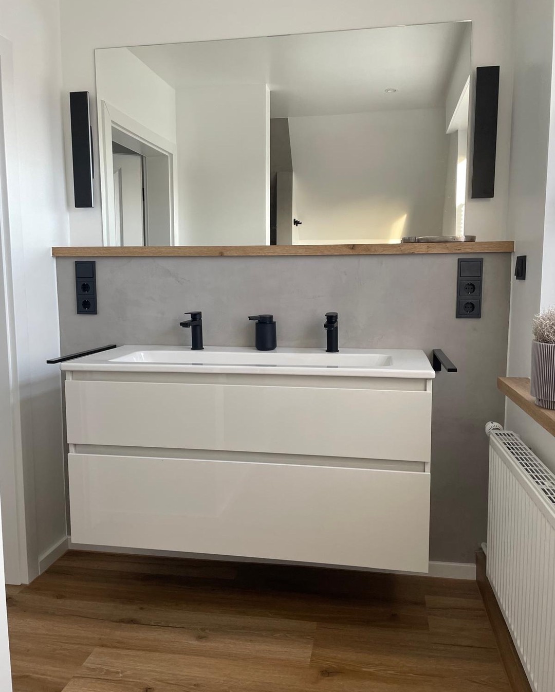 Frischer Look fürs Bad! ✨
Gemeinsam mit @vanderkamp_vdk haben wir dieses Badezimmer komplett neu gestaltet. Statt Fliesen wurde Spachteltechnik eingesetzt – reduziert, hochwertig und richtig schön in der Wirkung.
Ein schönes Beispiel dafür, wie ein Bad ganz ohne Fliesen zum Hingucker wird. 🛁💡