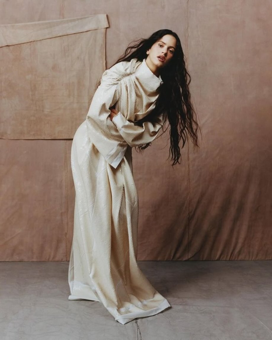 A era LUX chegou mudando tudo. Rosalía aparece quase como uma visão: luz no cabelo, silhuetas que parecem escultura e uma nova linguagem estética que ninguém esperava. No meio disso, uma frase da música ecoa como chave dessa fase: “me pongo guapa pa mi Dios”.
O que essa estética diz sobre ela? E por que essa nova imagem parece tão simbólica, quase ritual?
Desvendamos cada detalhe no link da bio.
#Rosalía #EraLUX #AnaliseFashion #PopStyle #EsteticaContemporanea