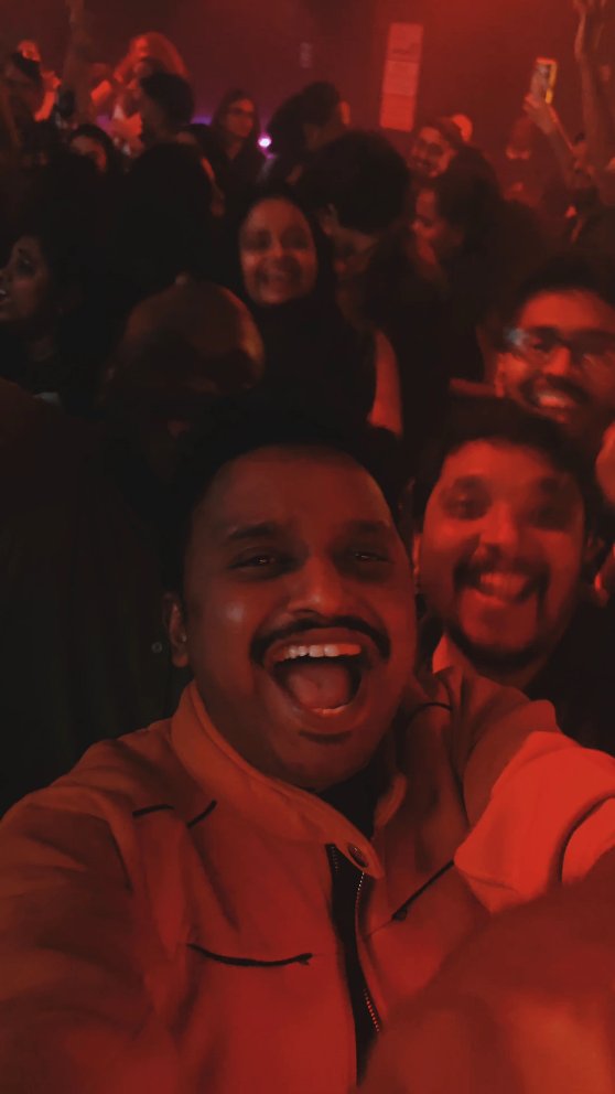Lights, laughter, and a few quiet secrets.
Yesterday’s party hit just right.
Pure weekend magic.
