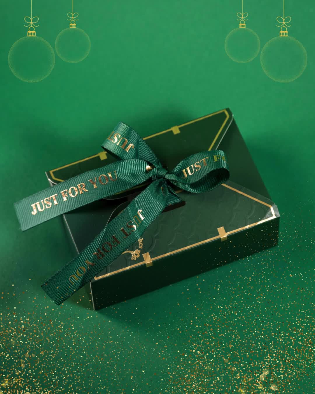 Welche Pralinensorte darf bei dir auf keinen Fall fehlen? 🍫✨
Dieses Jahr gibt es bei mir wieder handgemachte Pralinen – jede einzelne mit viel Liebe, Zeit und Handwerk gefertigt.
Von fruchtig über cremig bis intensiv schokoladig ist alles dabei 🤍
Unsere Sorten:
🍓 Weiße Schokolade & Himbeere
🖤 Weiße Schokolade & Cassis
🧡 Weiße Schokolade & Sanddorn
🍪 Vollmilch & Lotus
🍋 Vollmilch & Zitrone
🌰 Vollmilch & Pistazie
🍯 Vollmilch & Honigkaramell
☕ Zartbitter & Kaffee
🧡 Zartbitter & Sanddorn
🥭 Zartbitter & Maracuja
🎄 Zartbitter & Spekulatius
🍋 Zartbitter & Zitrone
👉 Jetzt bequem vorbestellen per Click & Collect
über den Online-Shop www.itisacake.de
👉 Abholung ganz entspannt bei mir in der Konditorei Birkenweg 43 in Heiligenstedten
Ich freue mich auf eure Lieblingskombinationen 🤎
Eure Julia
#itsacake #handgemacht #pralinenliebe #weihnachtssortiment #clickandcollect #schokoladenliebe #patisserie #konditorei #weihnachtsgeschenke #regionalgenießen #itzehoe