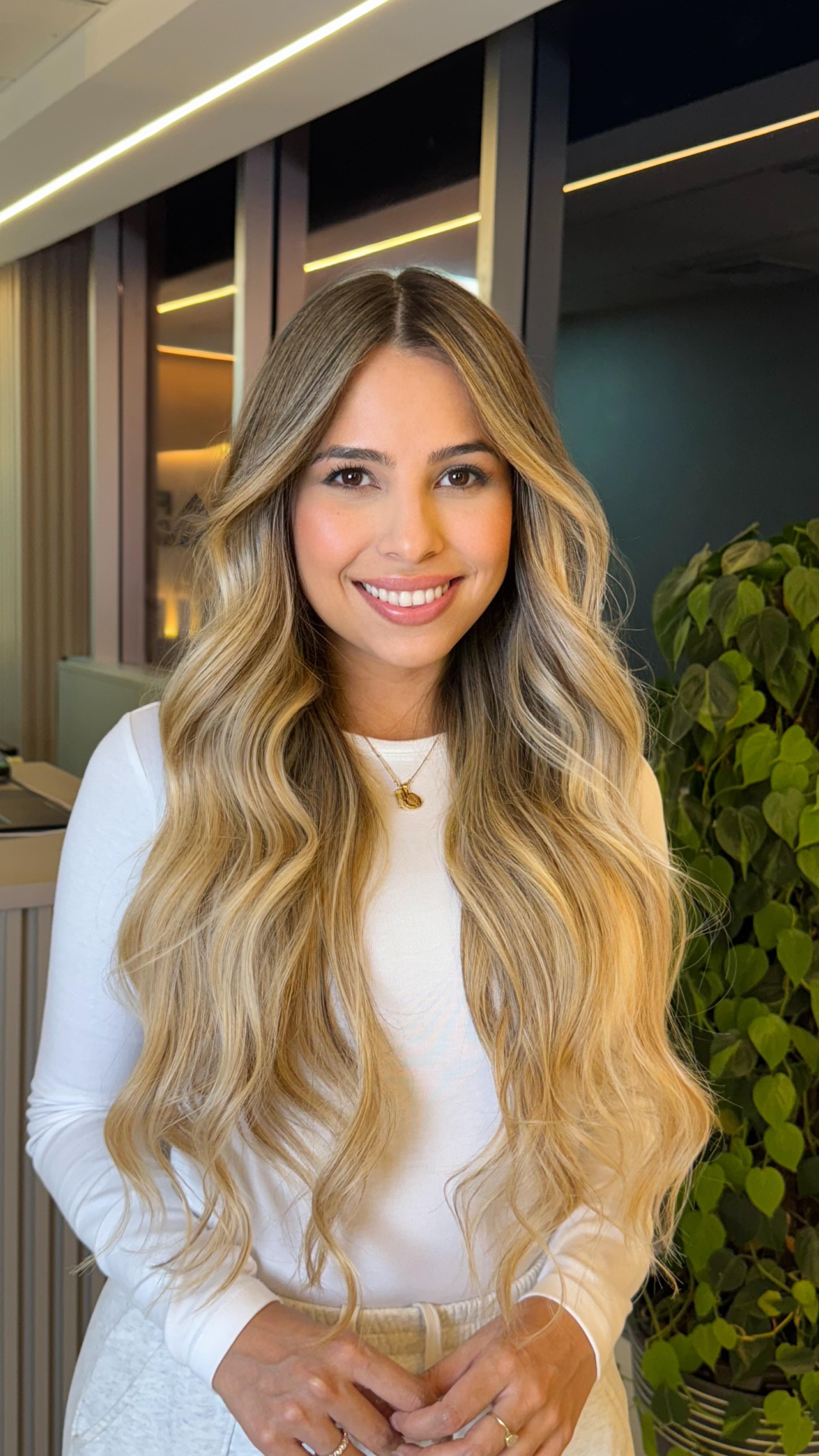 “El lujo no grita, se nota. ✨ @alfaparfmilanopro_panama
Un rubio beige perfectamente equilibrado, con profundidad en la raíz y luz estratégica para un acabado elegante, natural y atemporal.
Diseños de color pensados para realzar, no para dañar.”
Musa @ds.tefy
👉 Agenda abierta | Resultados personalizados
#salondebellezapanama #cambiodelook #byjesustabaressalon