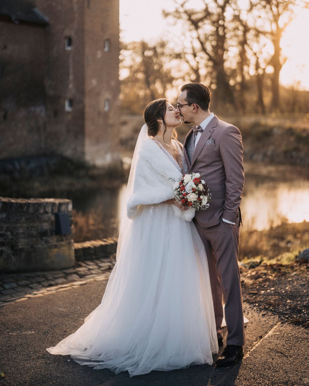 Christina und Sascha haben ihre Hochzeit in der Weihnachtszeit gefeiert, auf der Burg Heimerzheim bei kalten und klaren Licht sind diese Bilder entstanden.
#Winterhochzeit