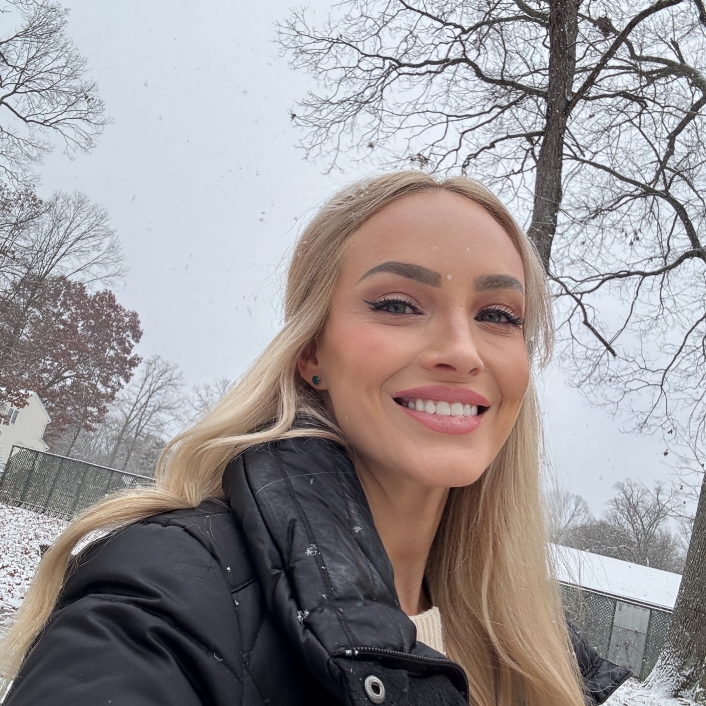 A little winter magic.❄️
#SnowDay #FirstSnow #WinterVibes #MarylandWinter #SnowyDay #CozySeason #DecemberDays #SimpleJoy