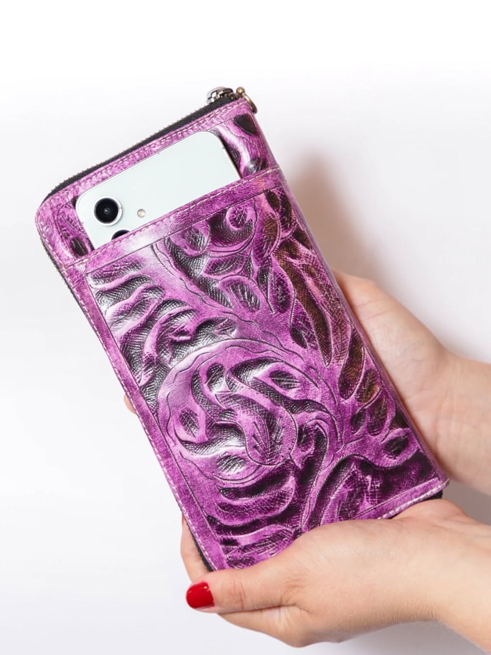 Billetera, porta celular, mucho espacio. Disponible en varios tonos. Artesanía paraguaya.