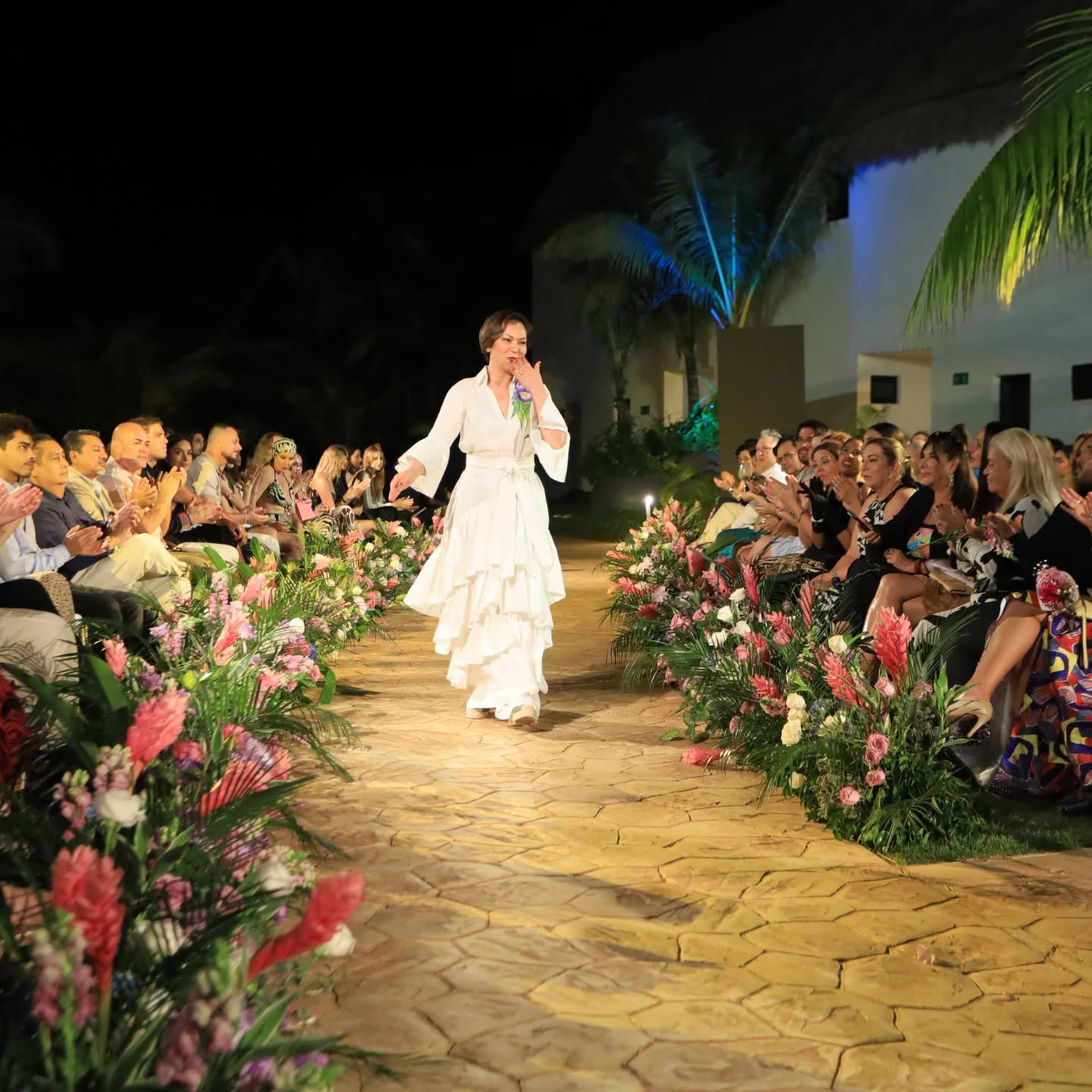 México, gracias por recibirnos con los brazos abiertos y el corazón en la mano. 🇲🇽✨
Presentar nuestra colección en la Riviera Maya ha sido una experiencia que trasciende la moda; ha sido un diálogo entre la naturaleza de Costa Rica y la magia del Caribe mexicano.
Quiero hacer un reconocimiento especial a la impecable organización de @mexicofashionshow Ha sido un honor ser parte de una plataforma que cuida cada detalle con tanto profesionalismo y calidez. Y gracias al @dreamssapphireresort por ser el escenario perfecto donde el lino, el arte y el mar se encontraron. Gracias @crfashionweek por creer en nosotros, y por su apoyo.
Regresamos a casa con la maleta llena de inspiración y la certeza de que el lujo artesanal y sostenible no tiene fronteras. Esto es solo el comienzo de nuestra historia en México.
🌿 #EveValverde #MexicoFashionShow #SustainableLuxury #CostaRicaModa #SlowFashion #Gratitud #RivieraMaya