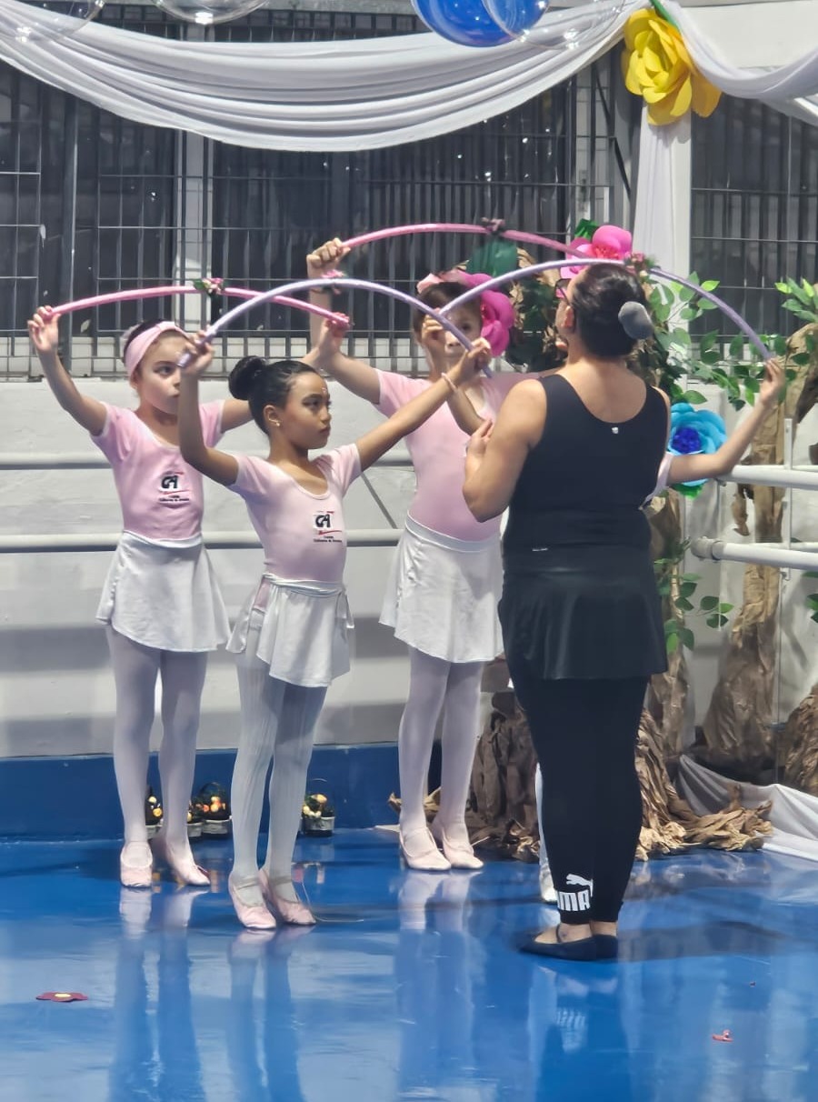 🩰 Mostra de Ballet – Um espetáculo de encanto e delicadeza
Nossa Mostra de Ballet foi um verdadeiro show de graça, leveza e emoção!
Cada passo apresentado refletiu a dedicação das nossas bailarinas, o carinho dos ensaios e a paixão pela dança. Foi lindo ver o brilho no olhar de cada aluna ao se apresentar, encantando a todos que estavam presentes.
Parabenizamos nossas bailarinas por esse momento tão especial e agradecemos às famílias pela presença e incentivo constante. Nosso reconhecimento também às professoras @jacquezarzour e @adrianafigueiredogo, que com tanto cuidado e dedicação transformam aprendizado em arte.
Que venham muitas outras apresentações cheias de magia e aplausos!
#somosga #angloalante
#colegioguilhermedealmeida
#mostradebalé