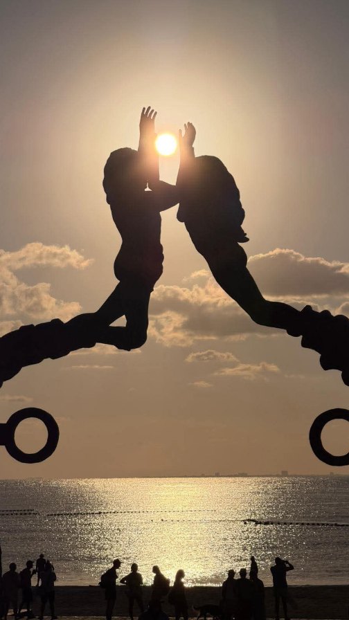 Il y a des moments où tout devient simple.
Où tu respires, tu observes…
et tu réalises que le paradis n’est pas un lieu :
c’est un état intérieur.
Le soleil, l’eau, le vent…
tout devient plus beau quand tu ouvres ton cœur,
quand tu choisis de voir la magie dans le petit comme dans le grand.
Aujourd’hui, j’avais envie de te rappeler ça :
le paradis existe déjà autour de toi.
Et plus tu t’ouvres… plus tu le vois.
🌊💛✨ Voyager vers TA liberté.
.
.
.
#fyp #foryoupage #fypシ゚ #liberté