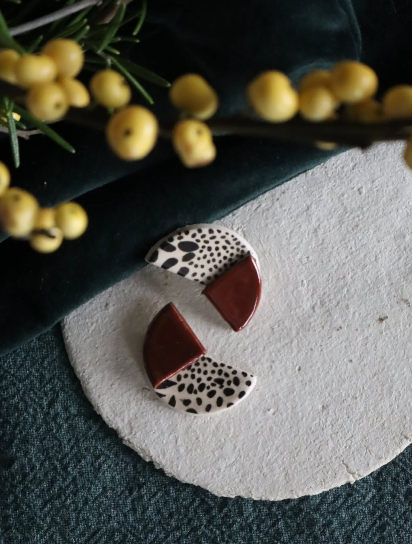 NEW
Finir ce week-end de folie en vous présentant CONFETTIS notre nouvelle collection de bijoux sérigraphiés. En céramique nous avons créé 3 modèles, avec une partie peinte et sérigraphiée sur chaque ! On espère qu'elles vous plairont !
.
.
.
#poussieredesrues #sérigraphie #bijoux #céramique #jewels